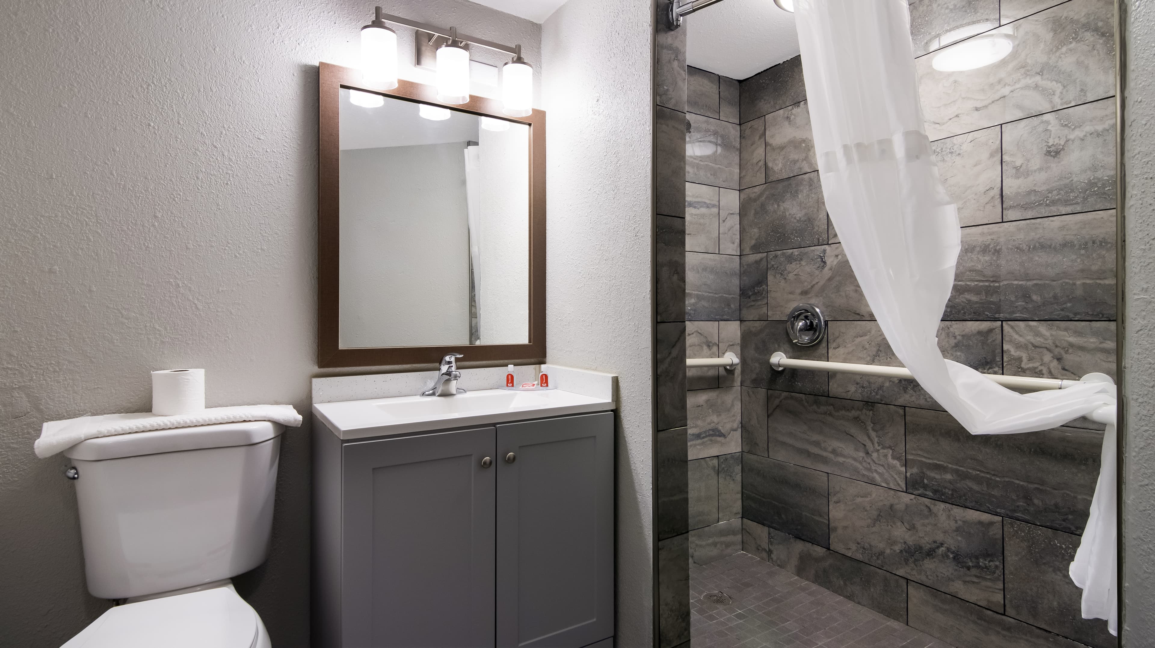 Econo Lodge Portage — 5