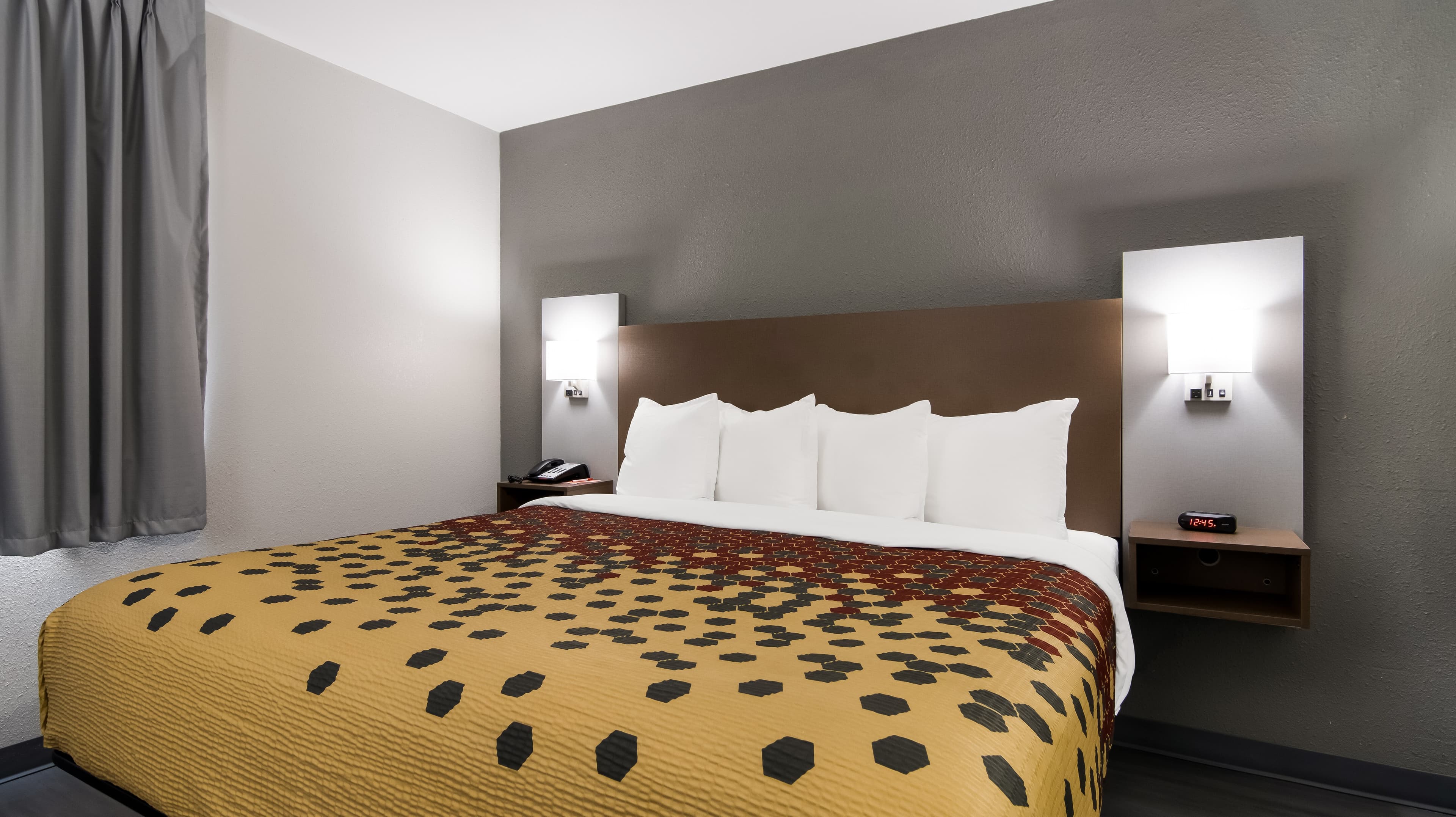 Econo Lodge Portage — 7