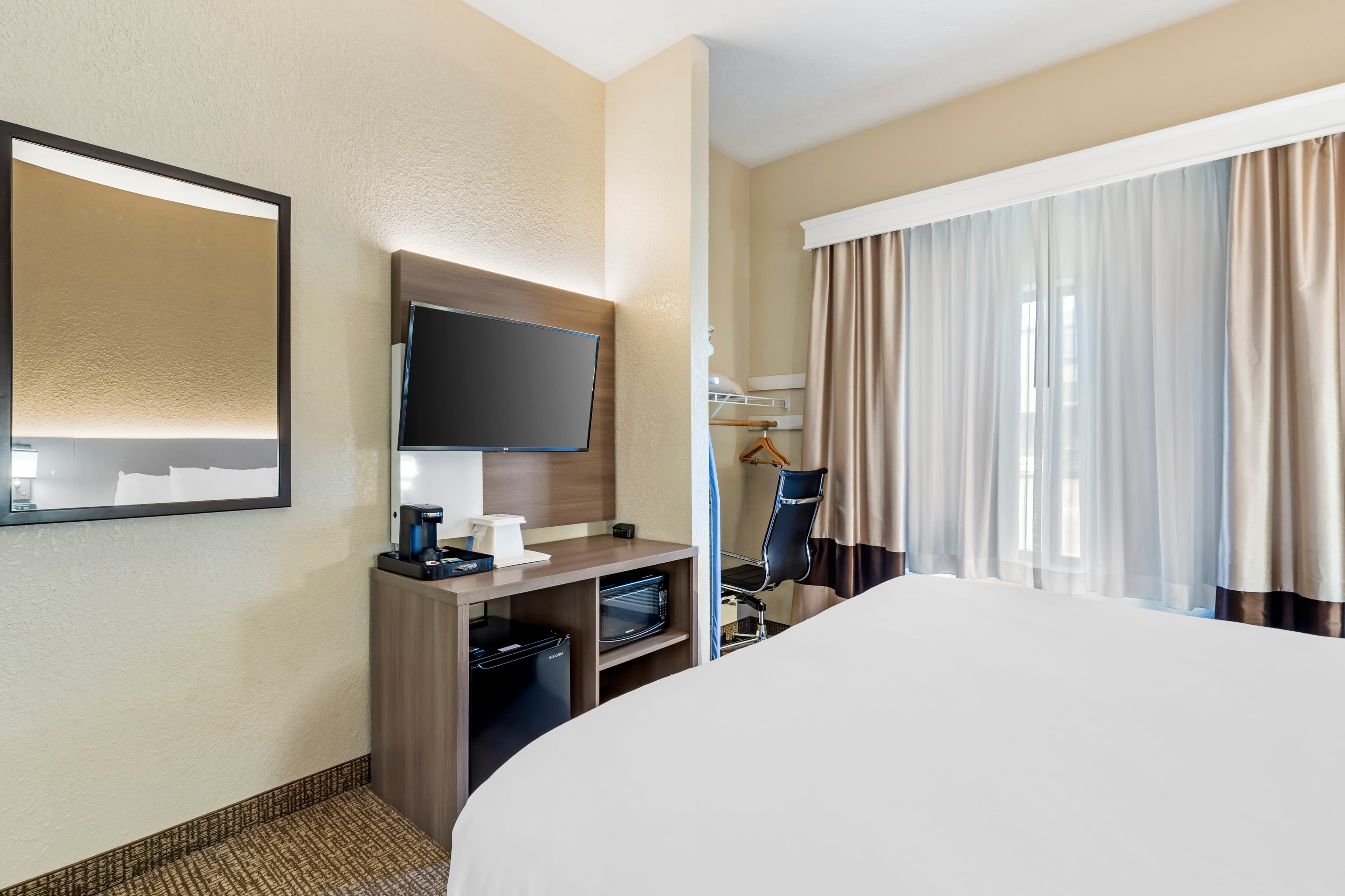 Comfort Suites Merrillville near US 30 - Image 4