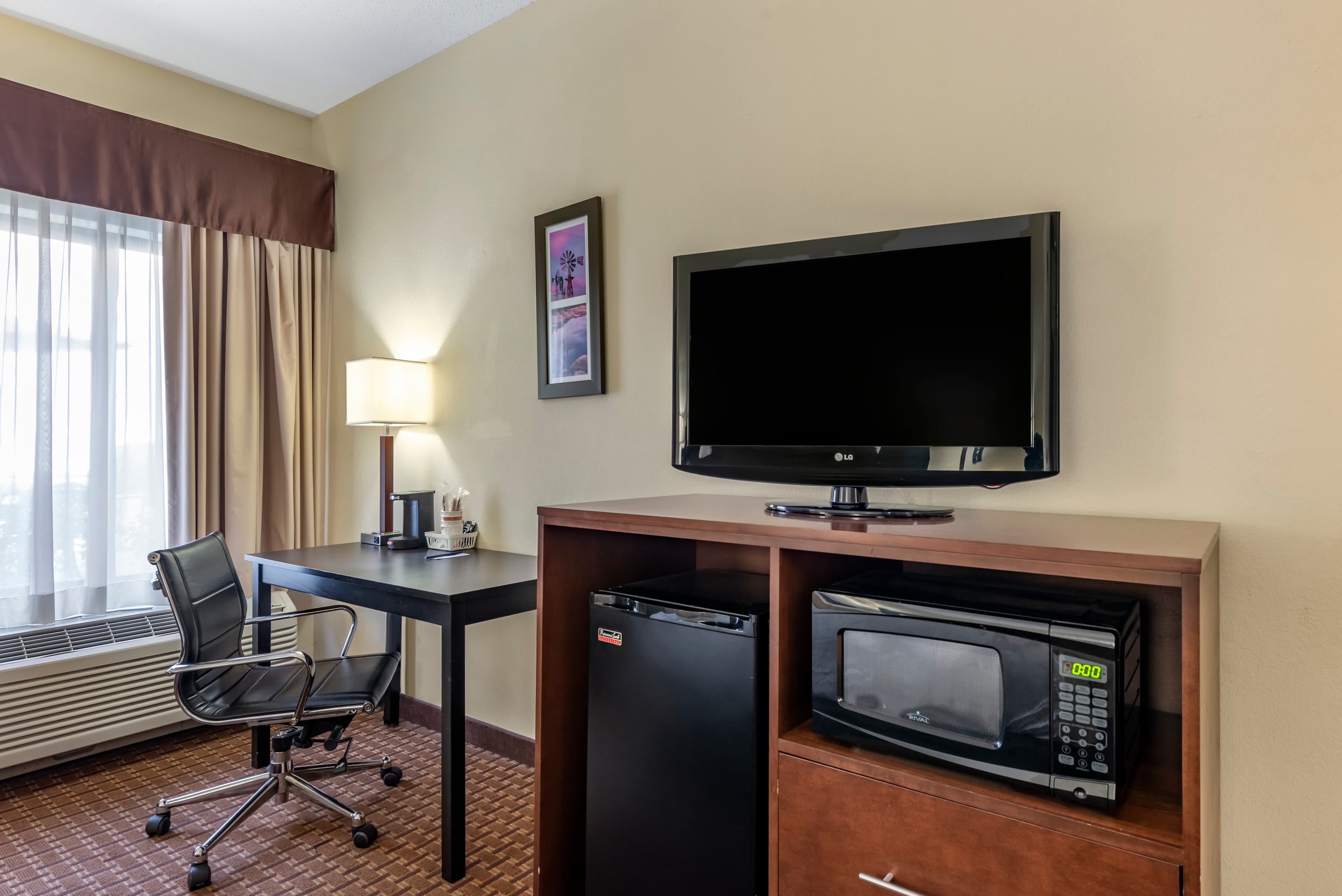 Comfort Inn & Suites Warsaw near US-30 - Image 4