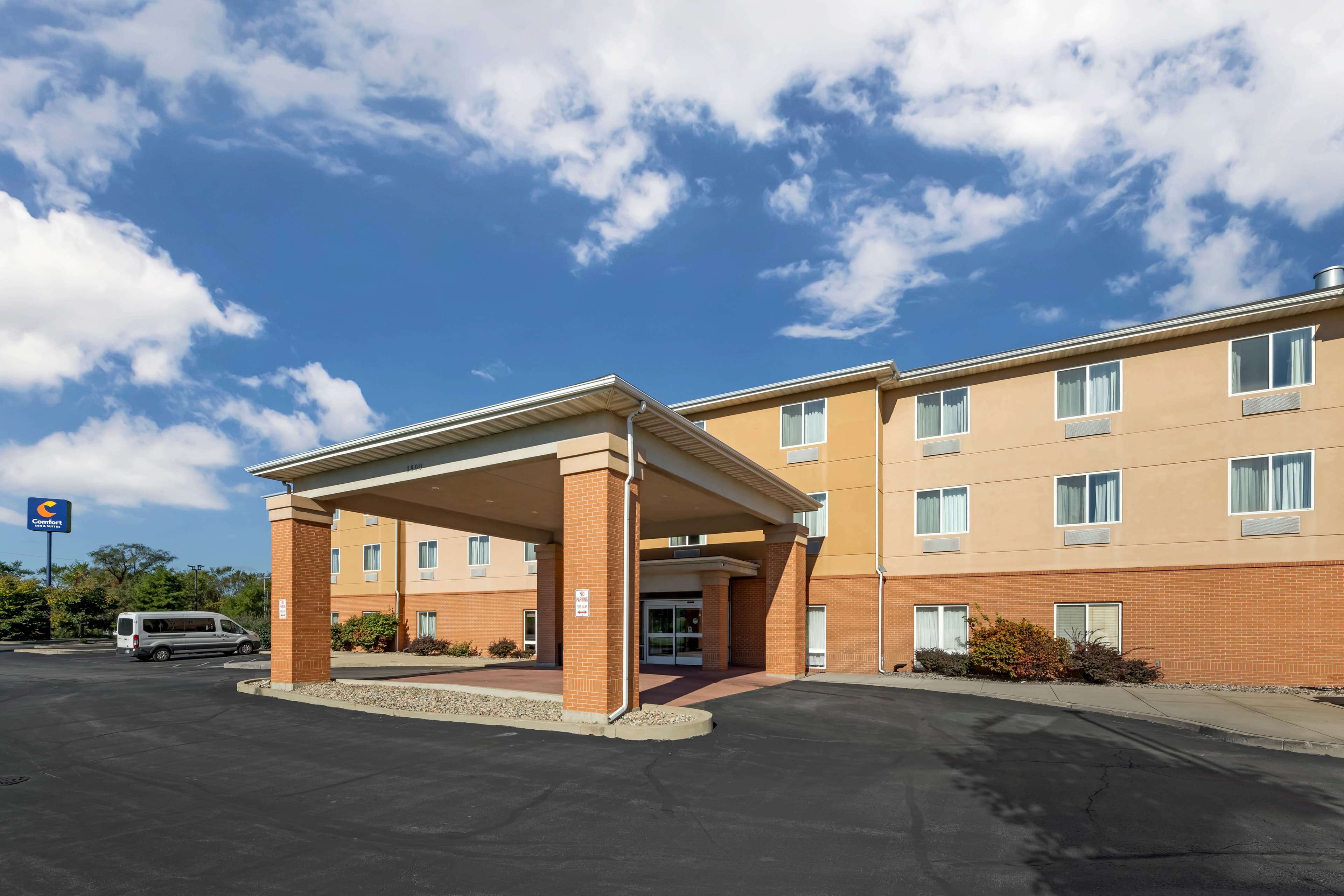 Comfort Inn & Suites Porter near Indiana Dunes - Image 1
