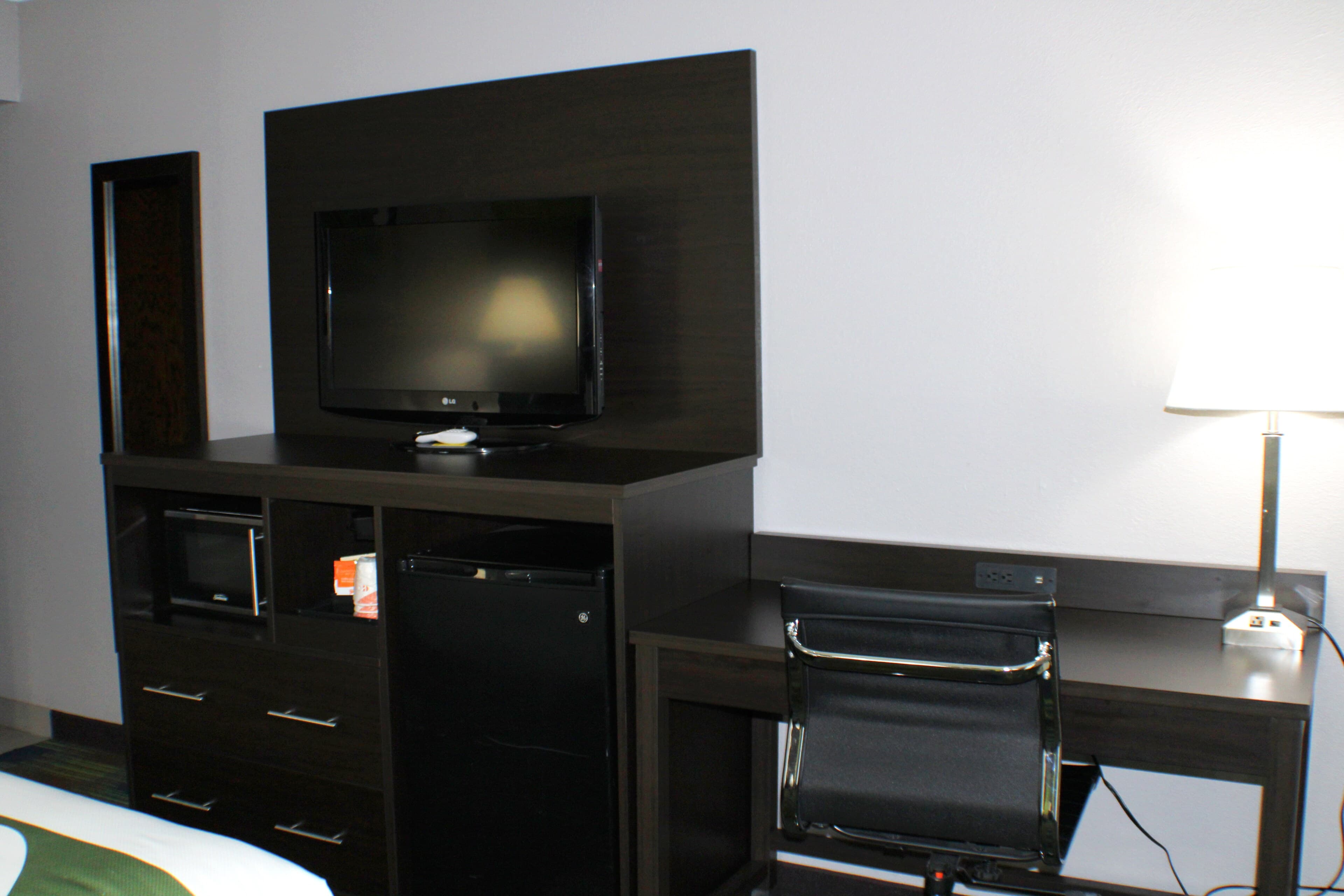 Quality Inn & Suites Bedford West - Image 3