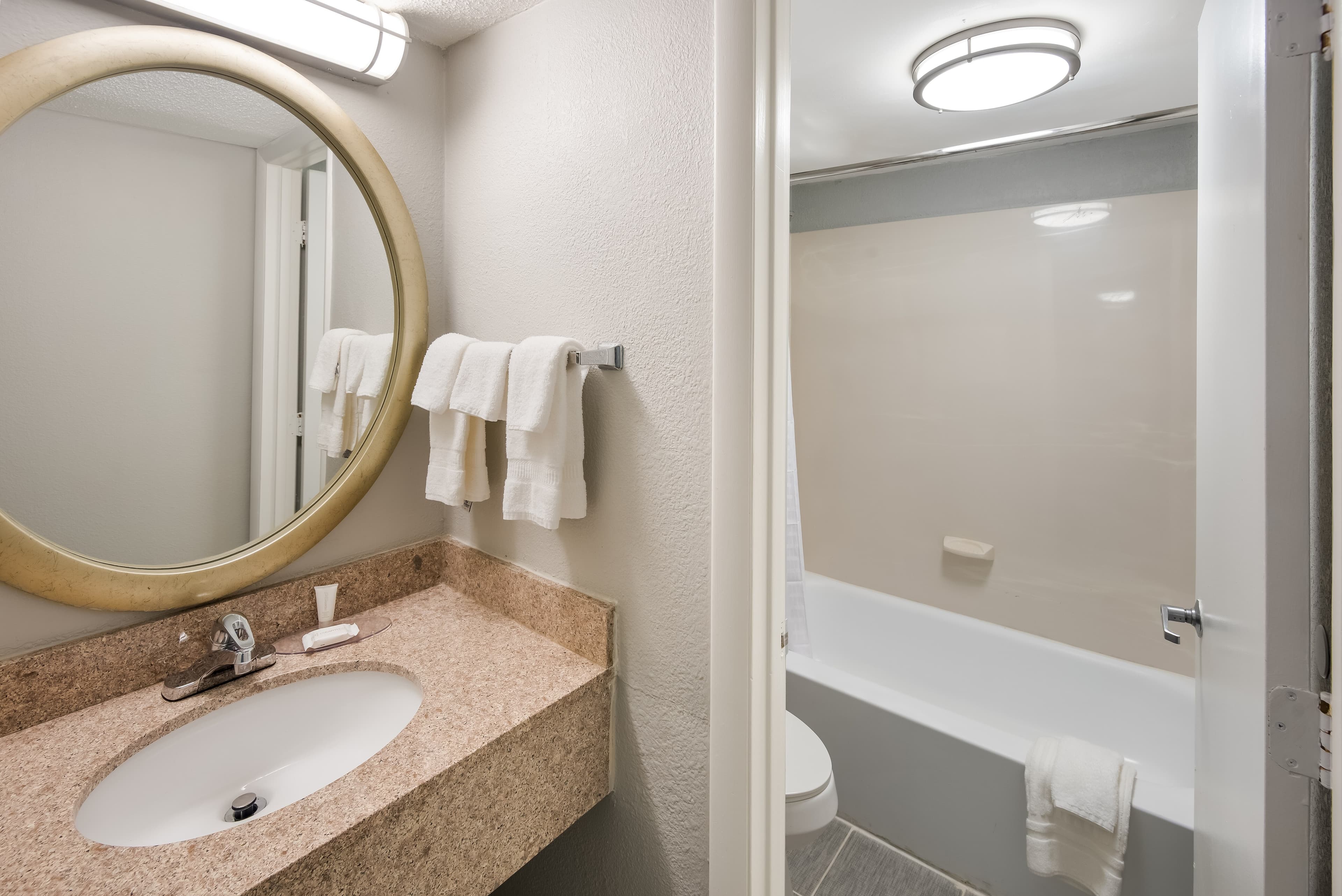 Clarion Pointe Indianapolis Northeast - Image 4