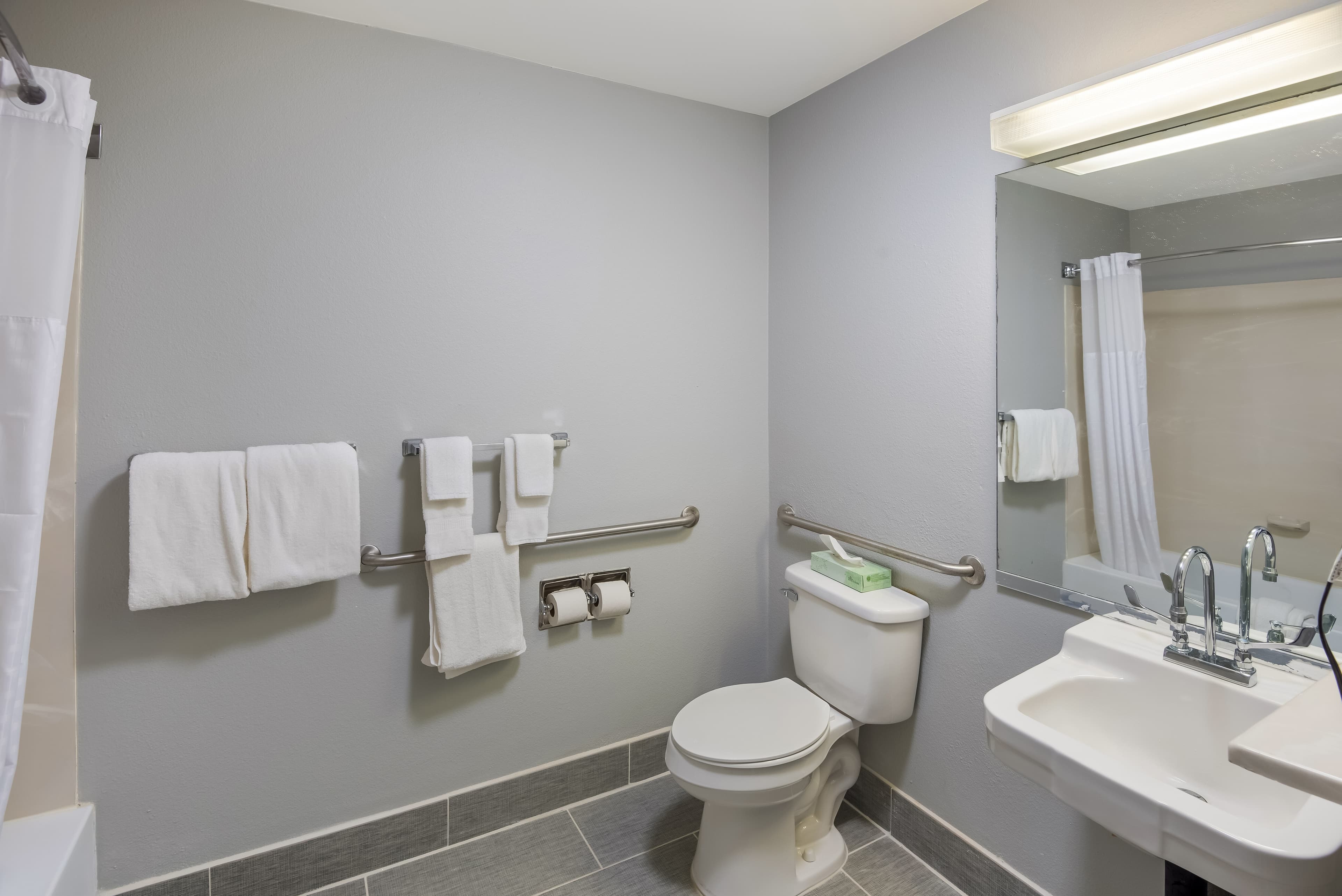 Clarion Pointe Indianapolis Northeast — 8
