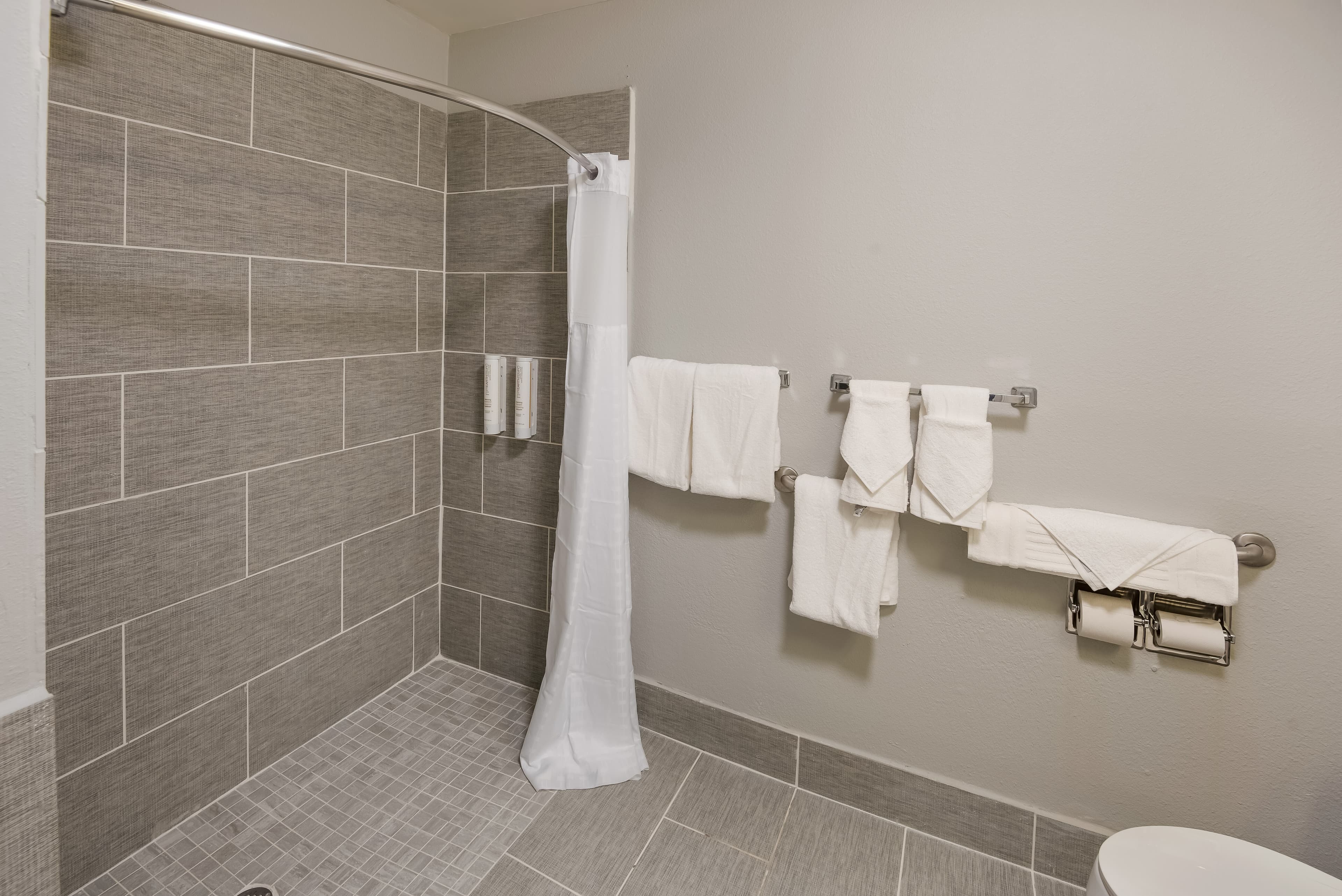 Clarion Pointe Indianapolis Northeast — 11
