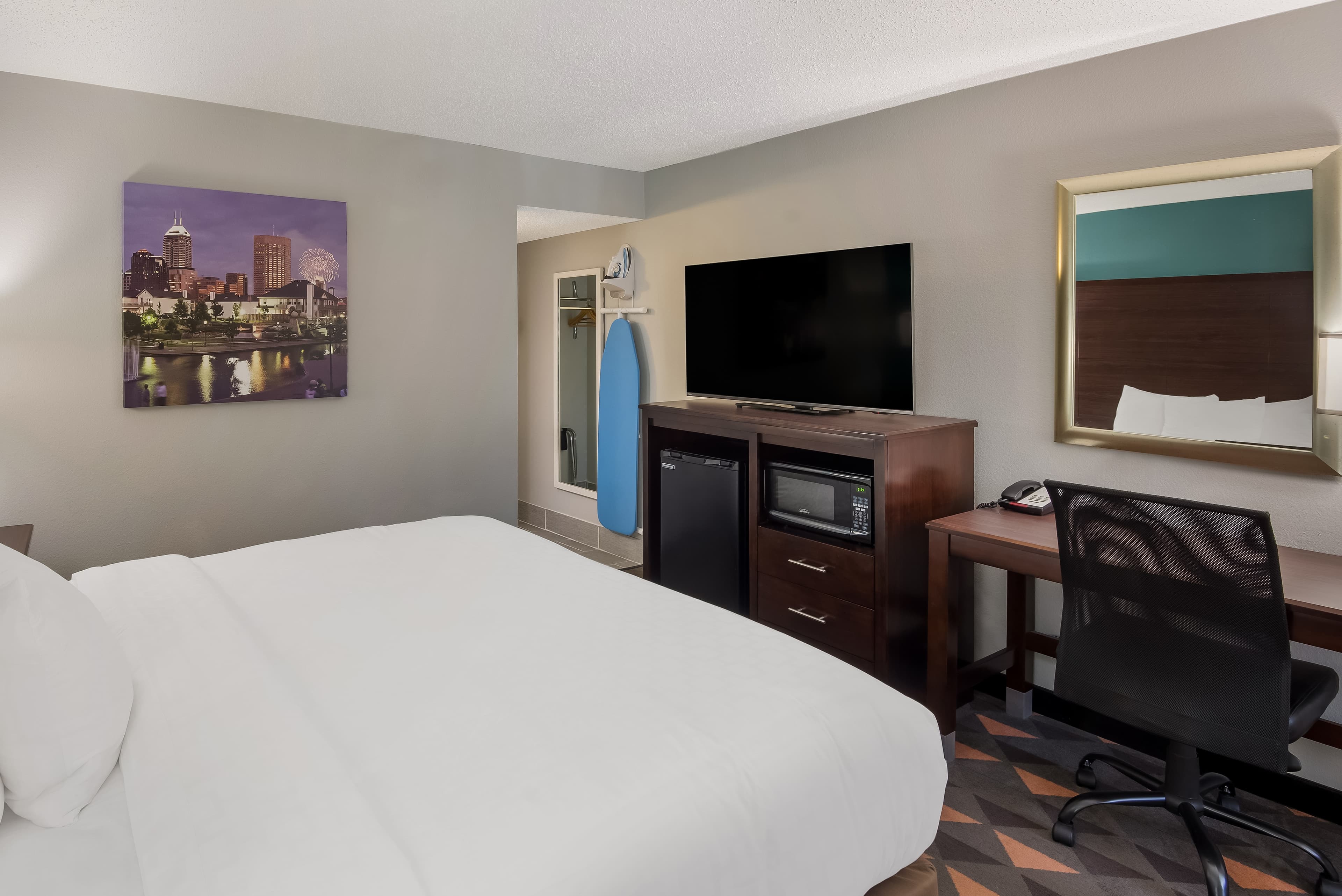 Clarion Pointe Indianapolis Northeast — 12