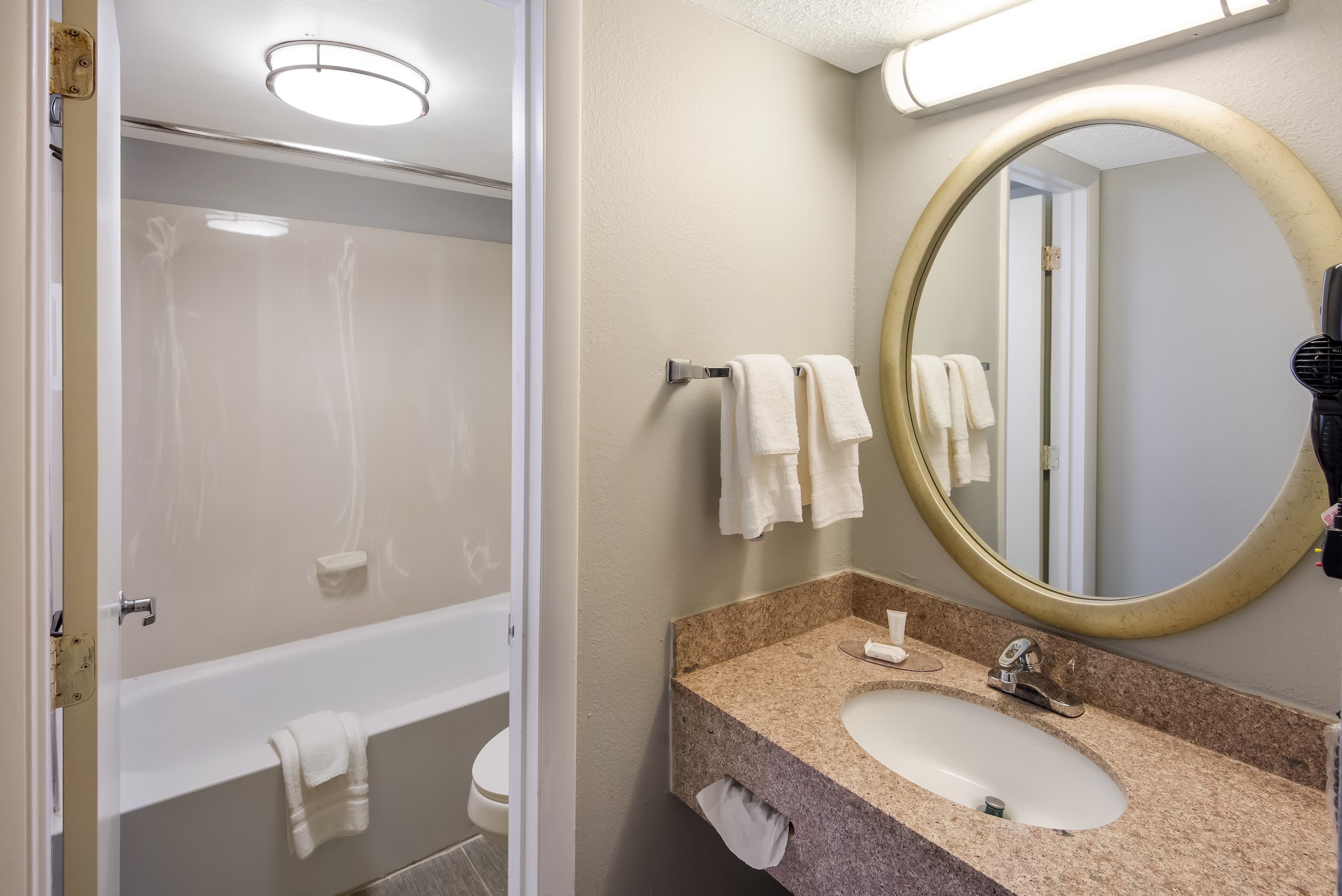 Clarion Pointe Indianapolis Northeast — 16