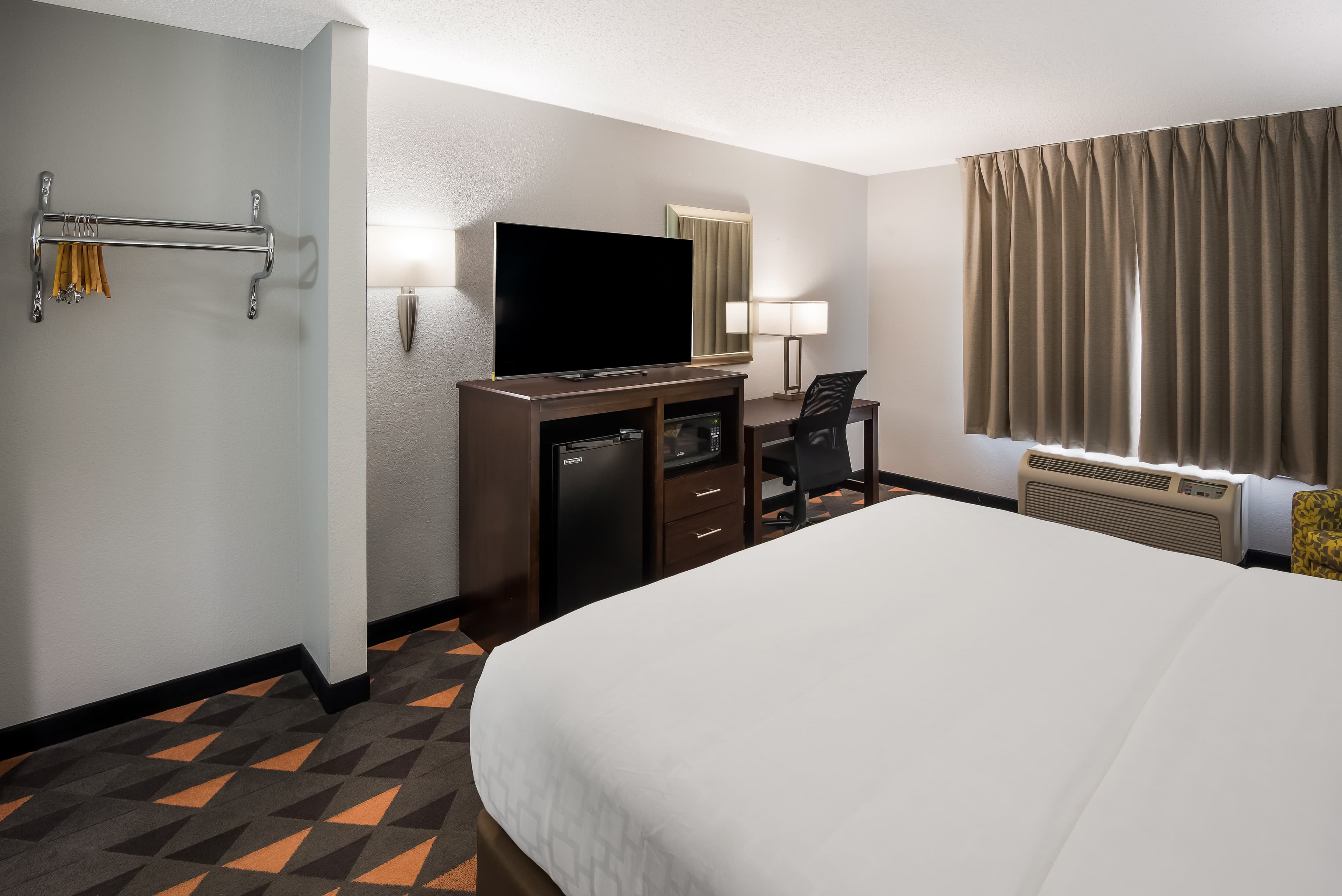 Clarion Pointe Indianapolis Northeast — 18