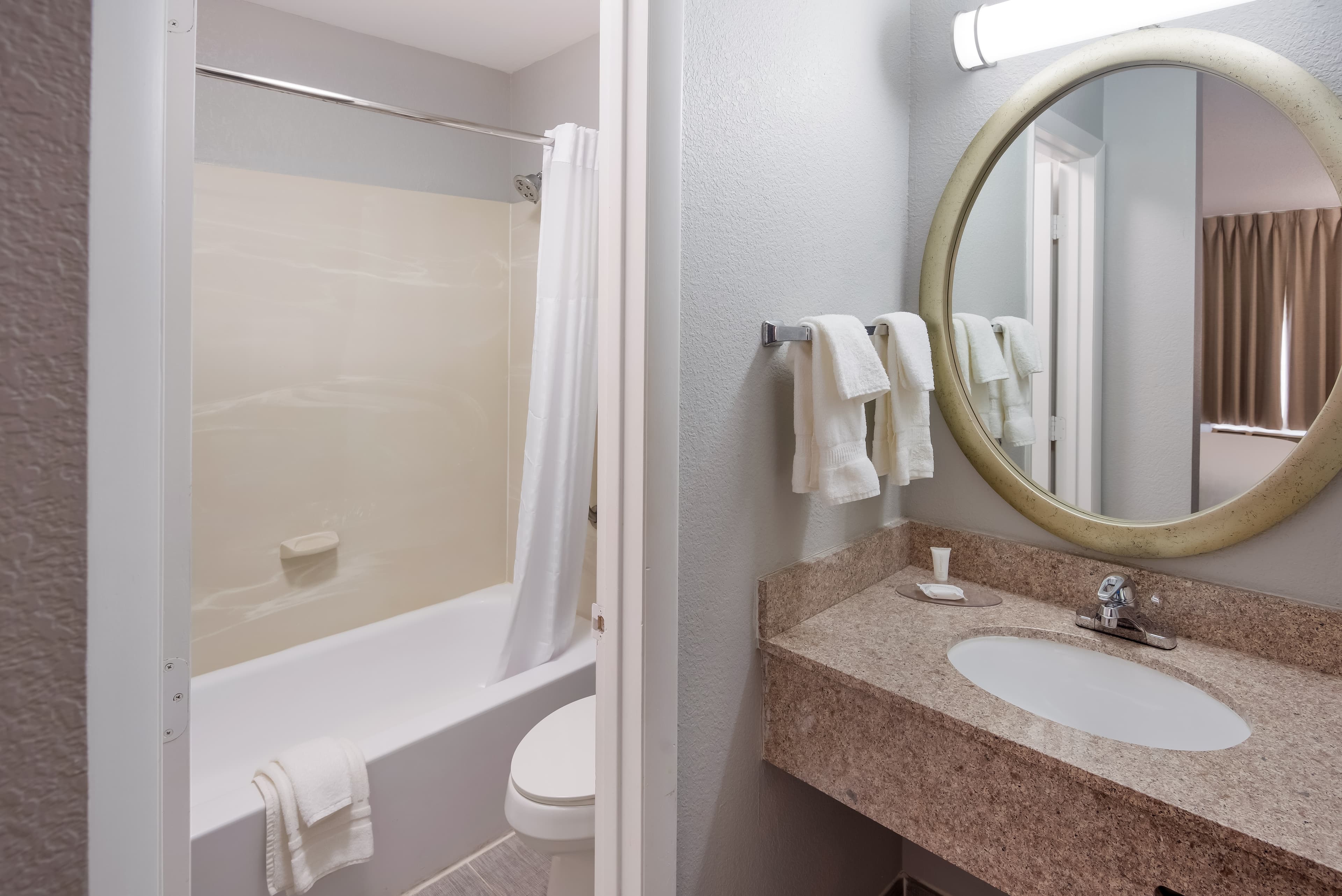 Clarion Pointe Indianapolis Northeast — 19