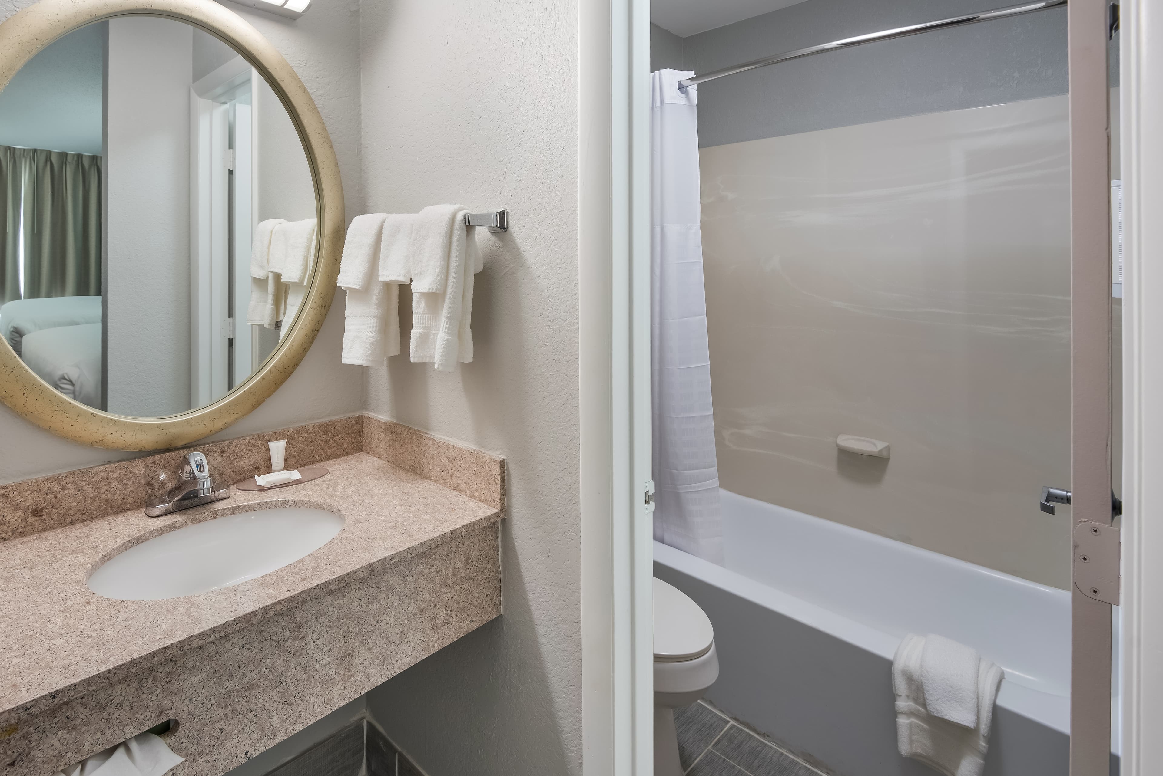 Clarion Pointe Indianapolis Northeast — 23