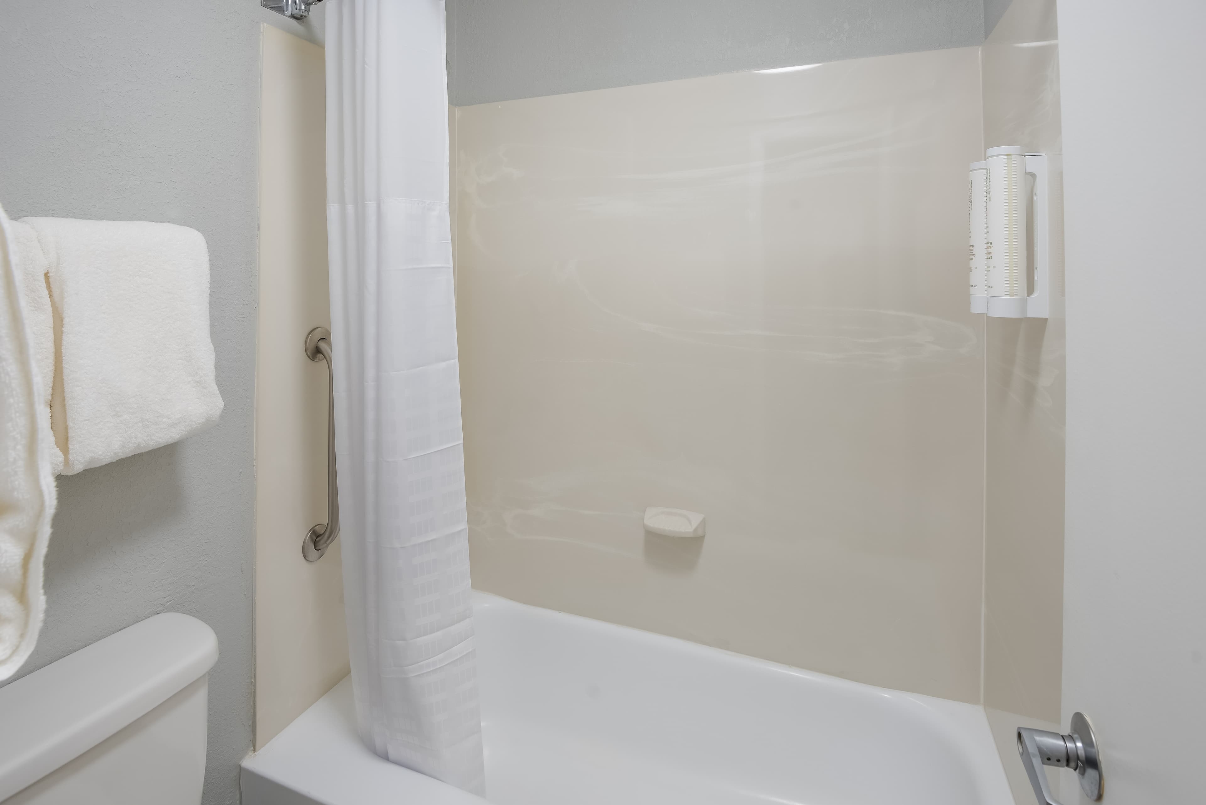 Clarion Pointe Indianapolis Northeast — 24