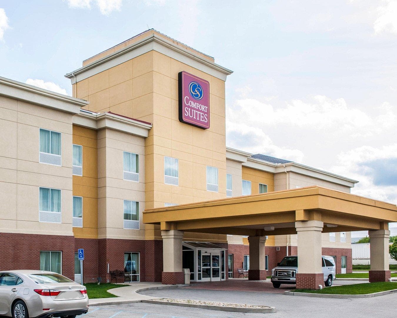 Comfort Suites near Indianapolis Airport - Image 1