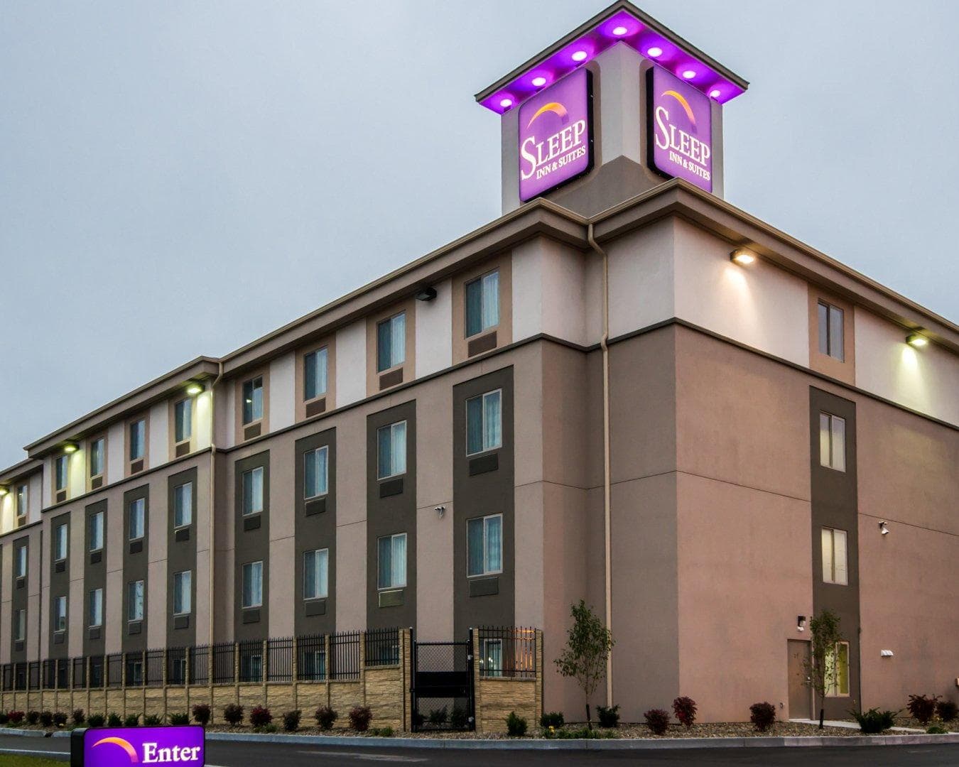 Sleep Inn & Suites And Conference Center Downtown - Image 1