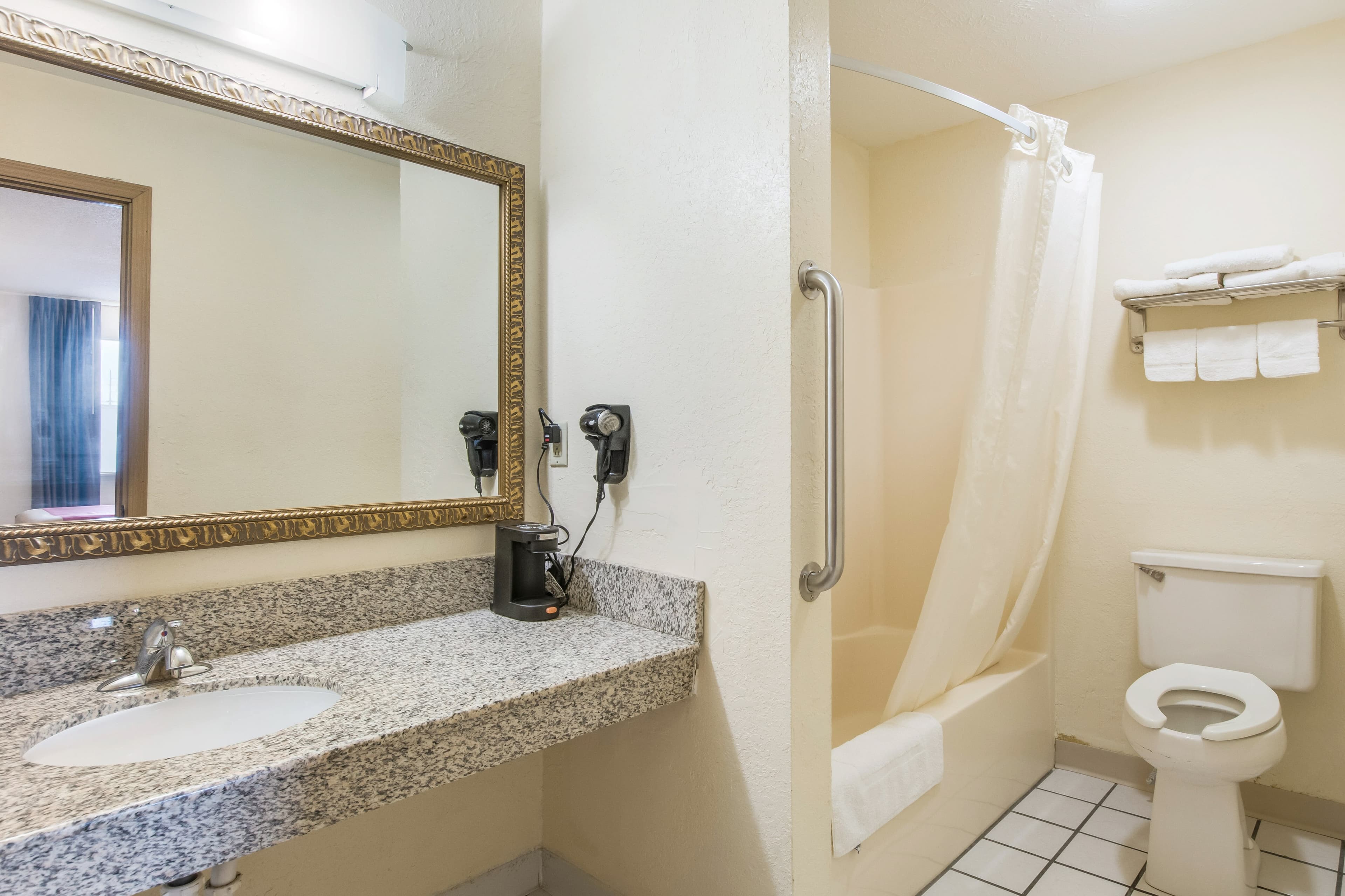 Econo Lodge Cloverdale - Image 5
