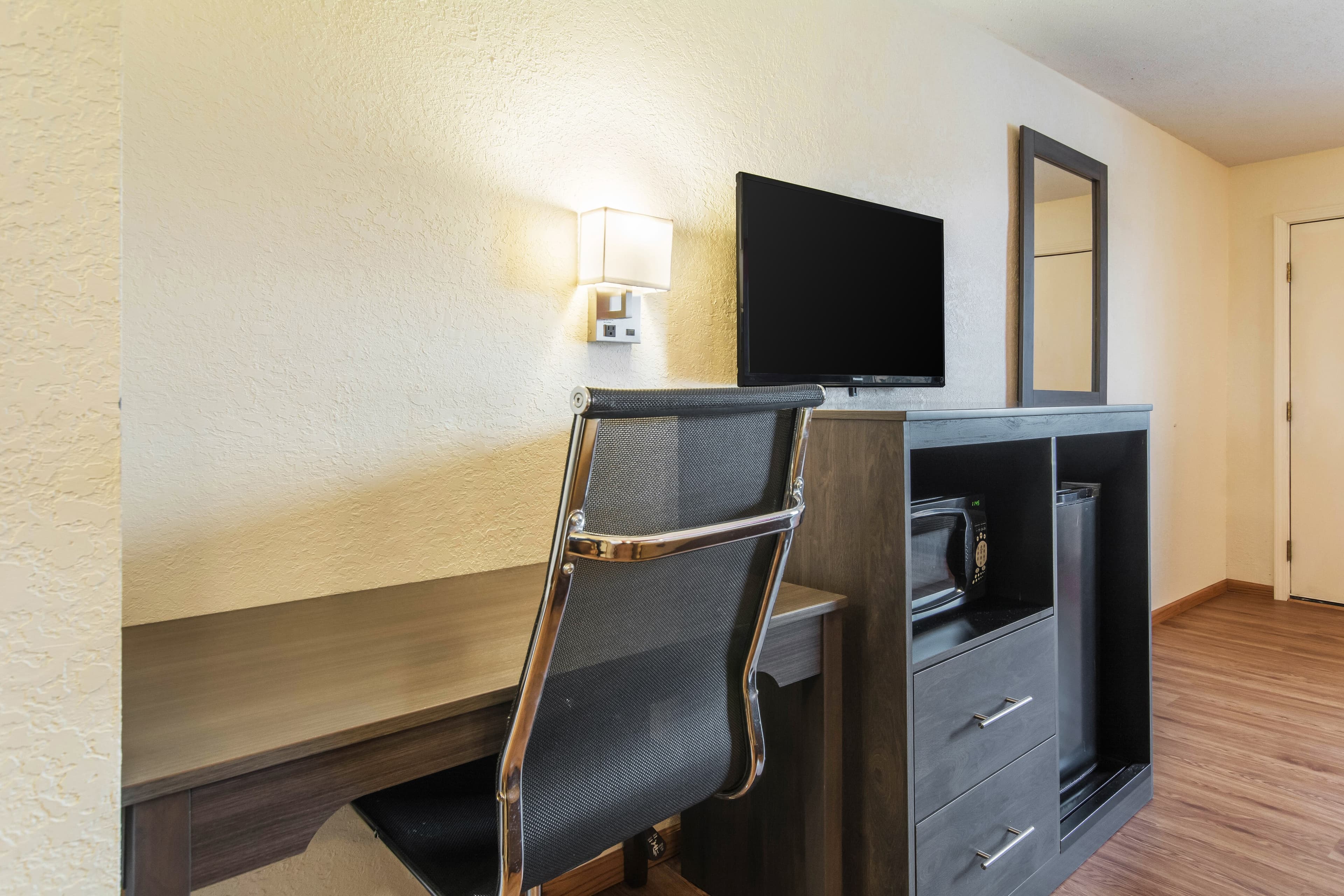 Econo Lodge Cloverdale — 7