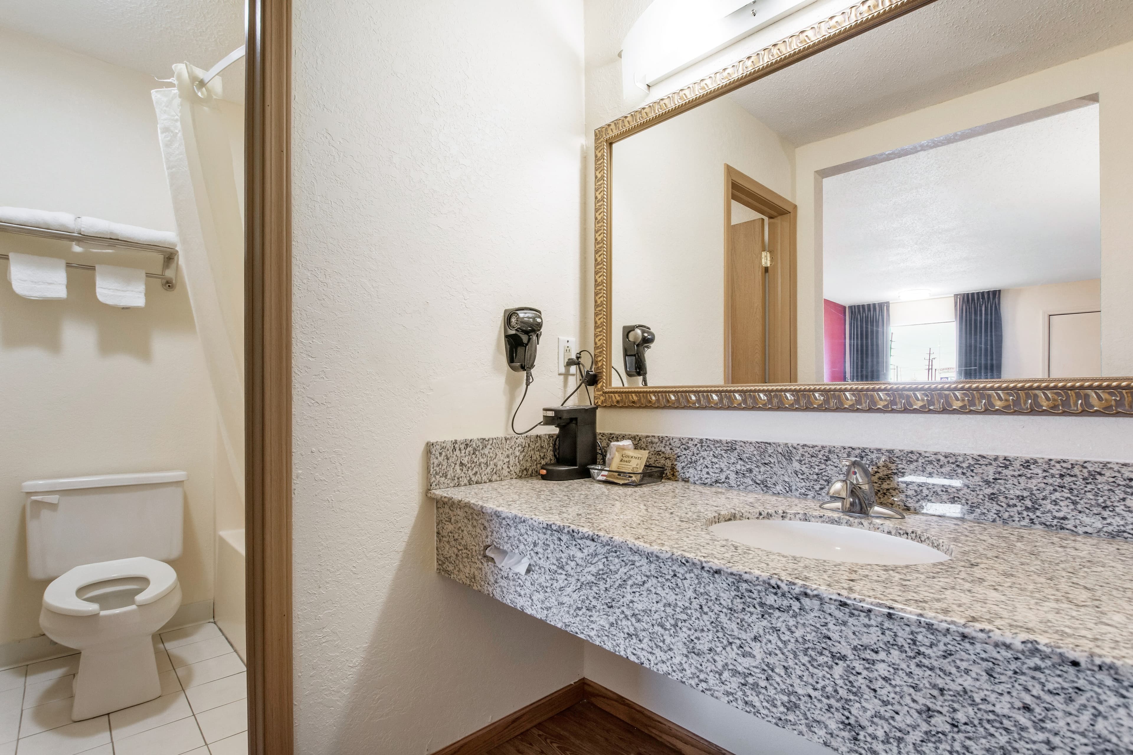 Econo Lodge Cloverdale — 9