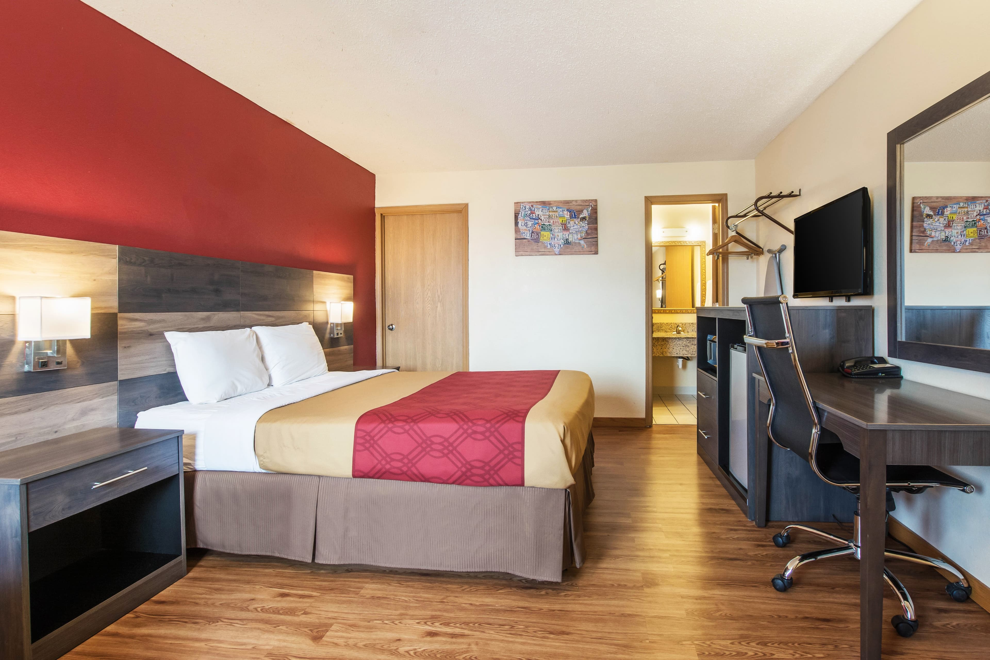 Econo Lodge Cloverdale — 10