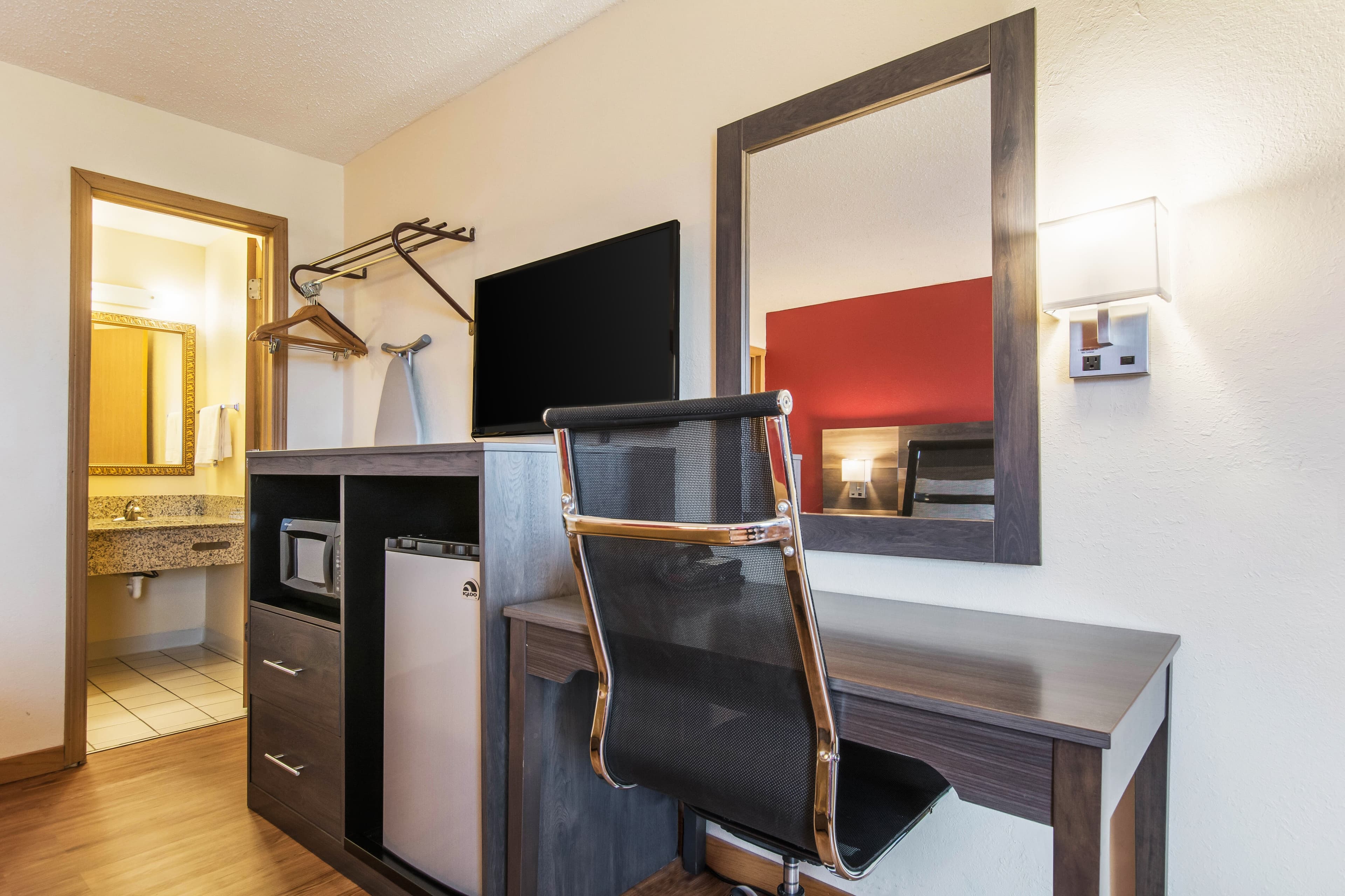 Econo Lodge Cloverdale — 11
