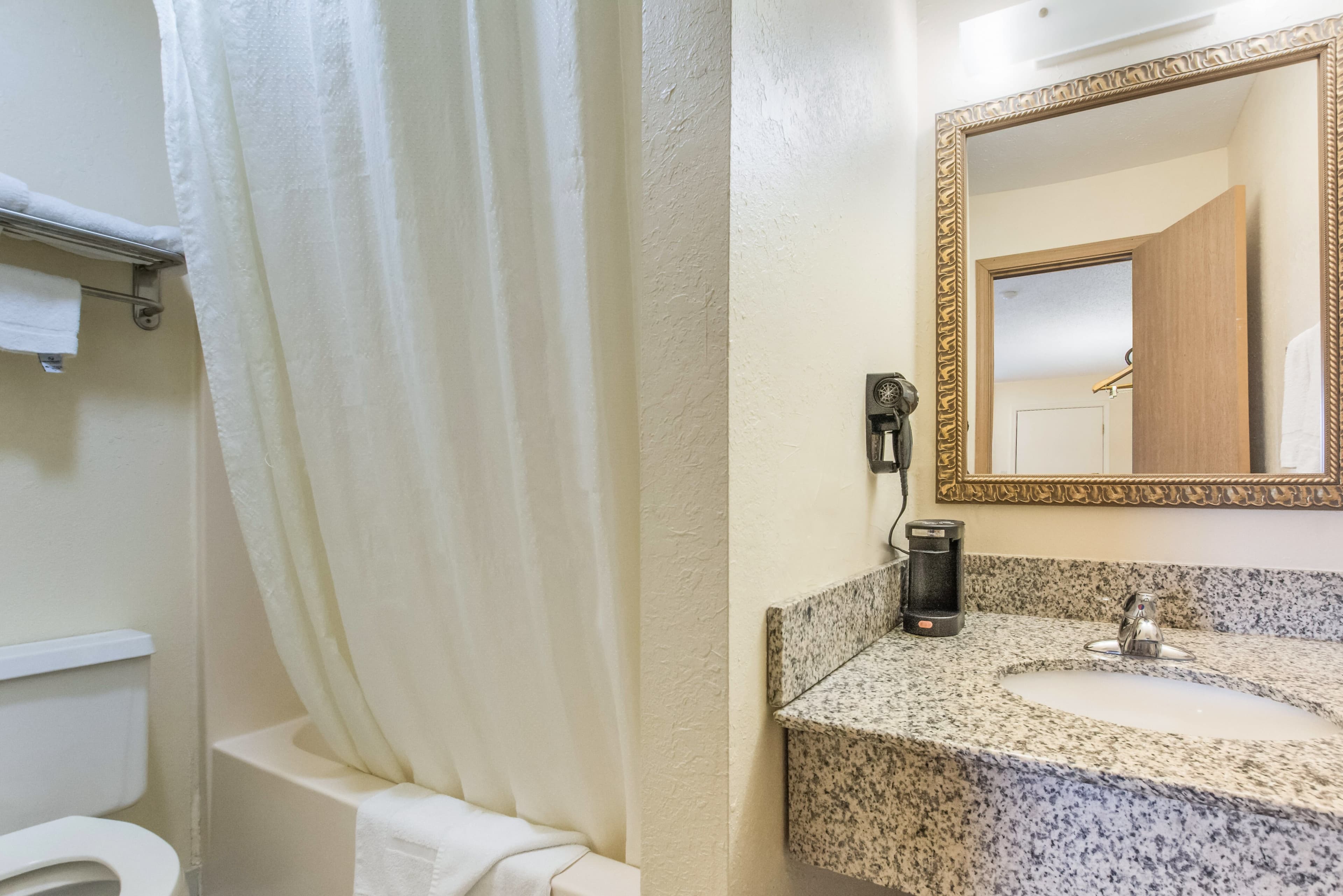 Econo Lodge Cloverdale — 13