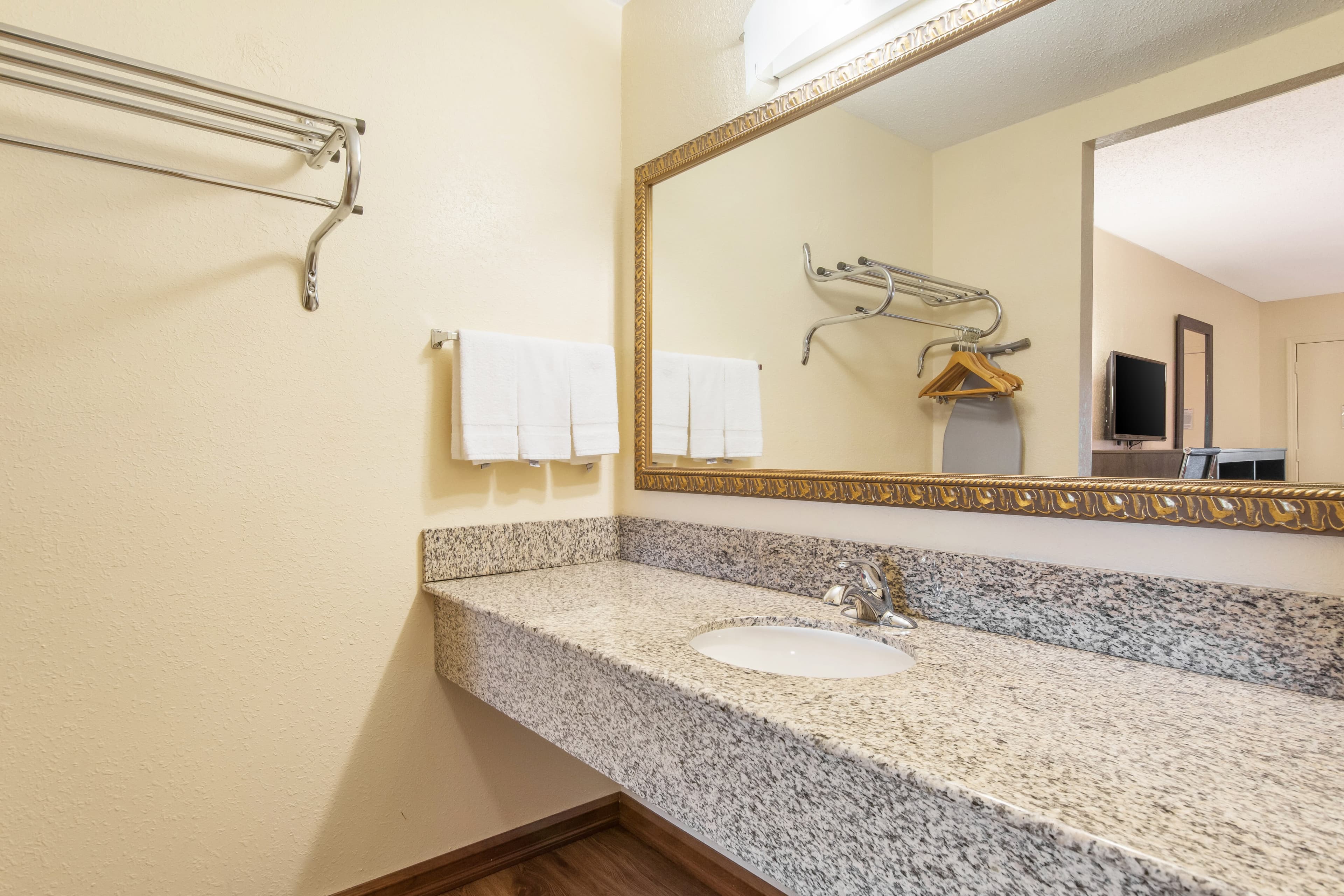 Econo Lodge Cloverdale — 17