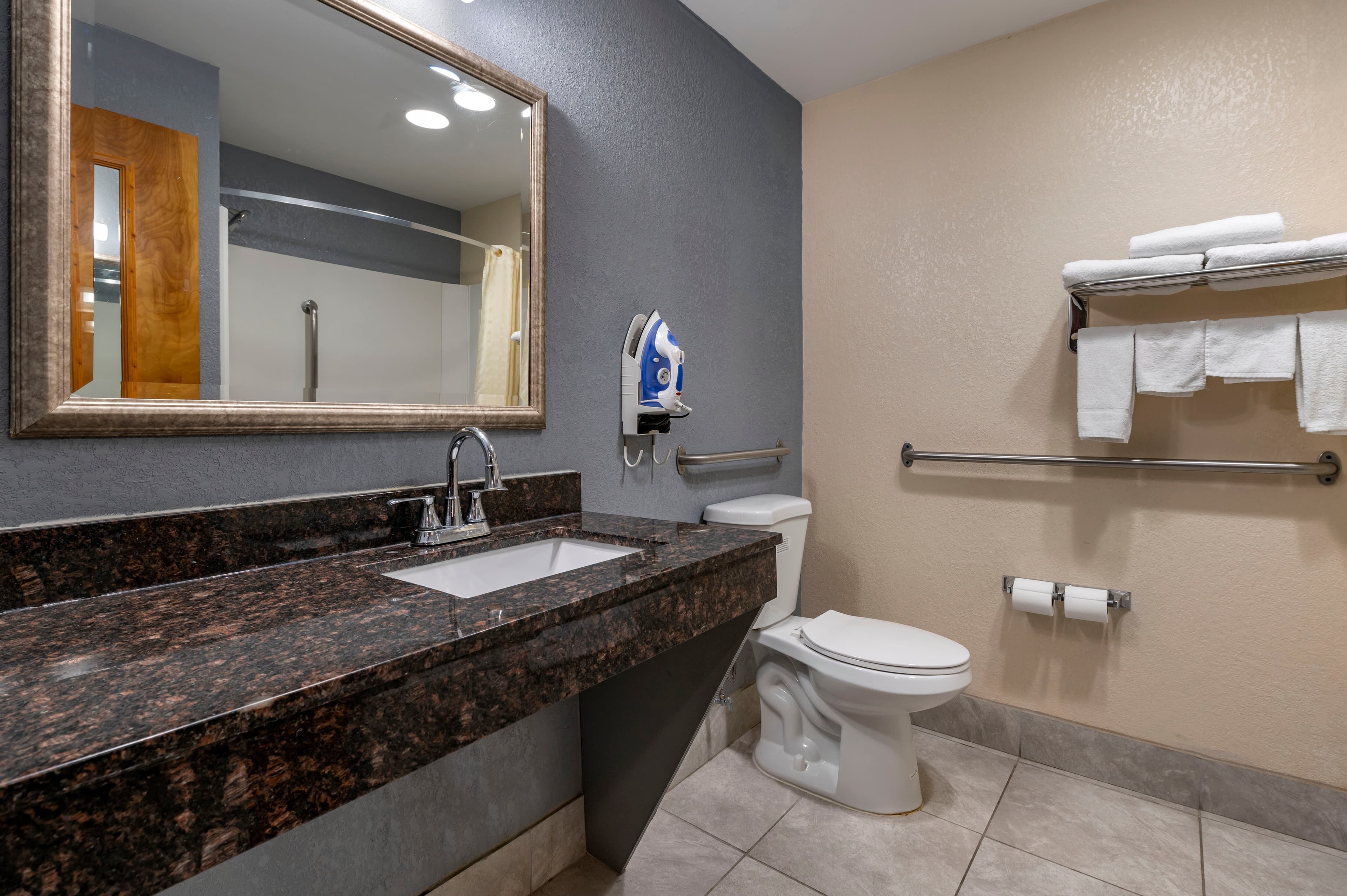 Econo Lodge Lafayette near University - Image 4