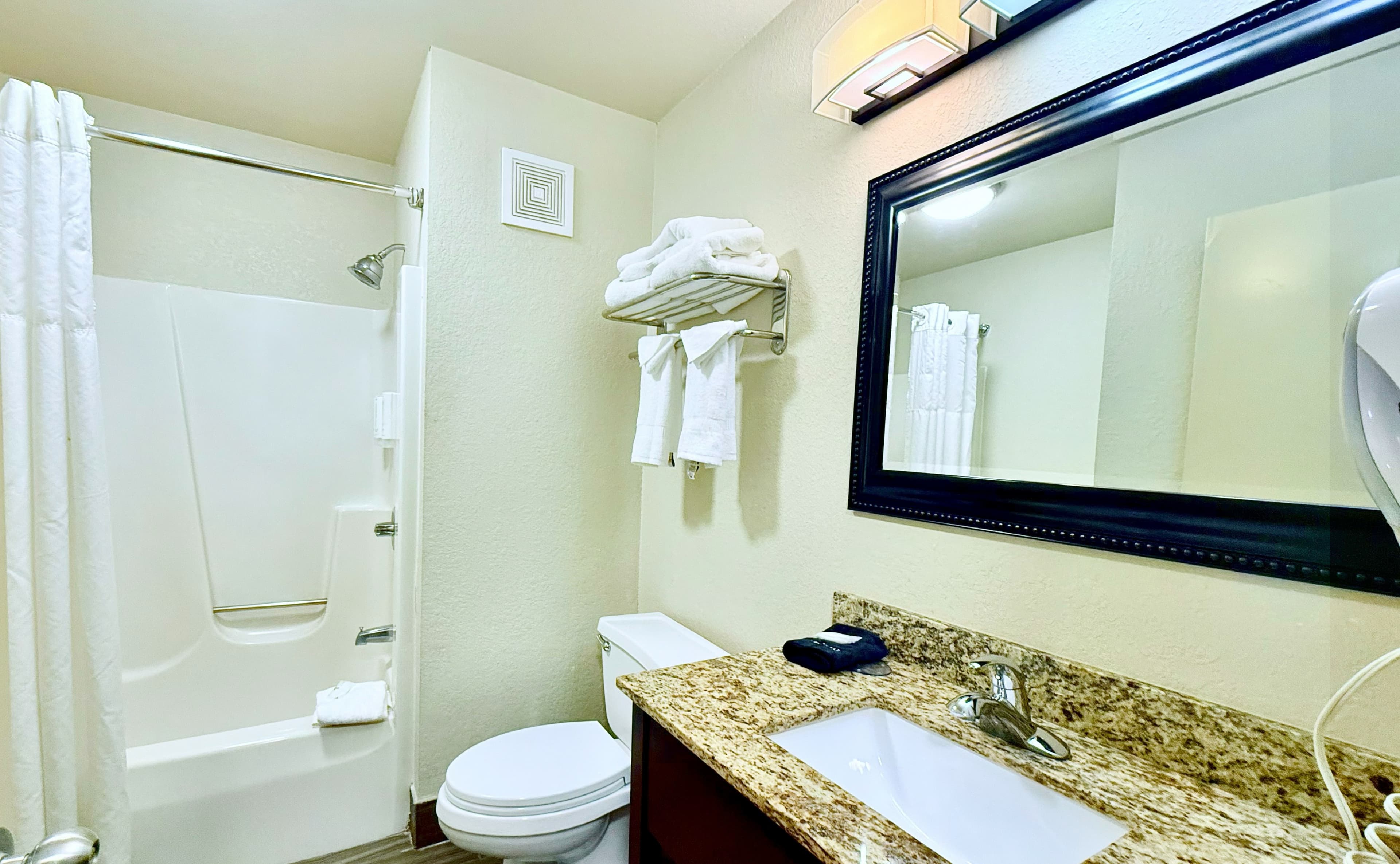 Clarion Inn & Suites Evansville Eastland Area - Image 4
