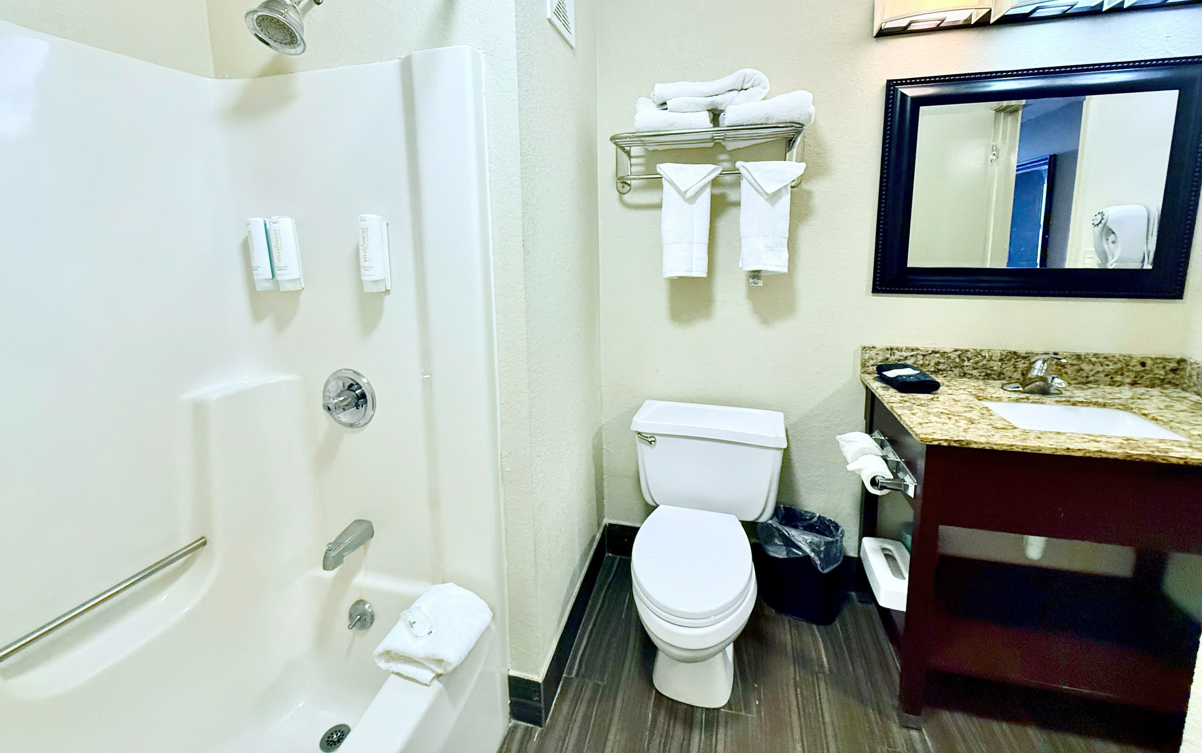 Clarion Inn & Suites Evansville Eastland Area — 13