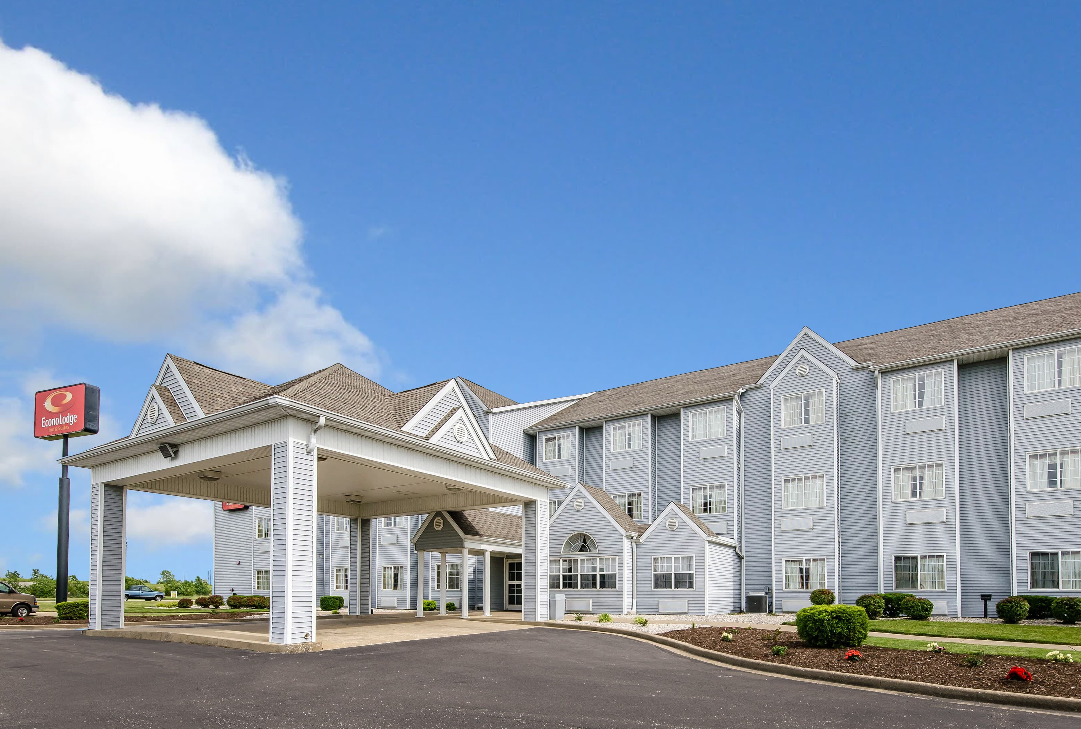 Econo Lodge Inn & Suites Evansville East - Image 1