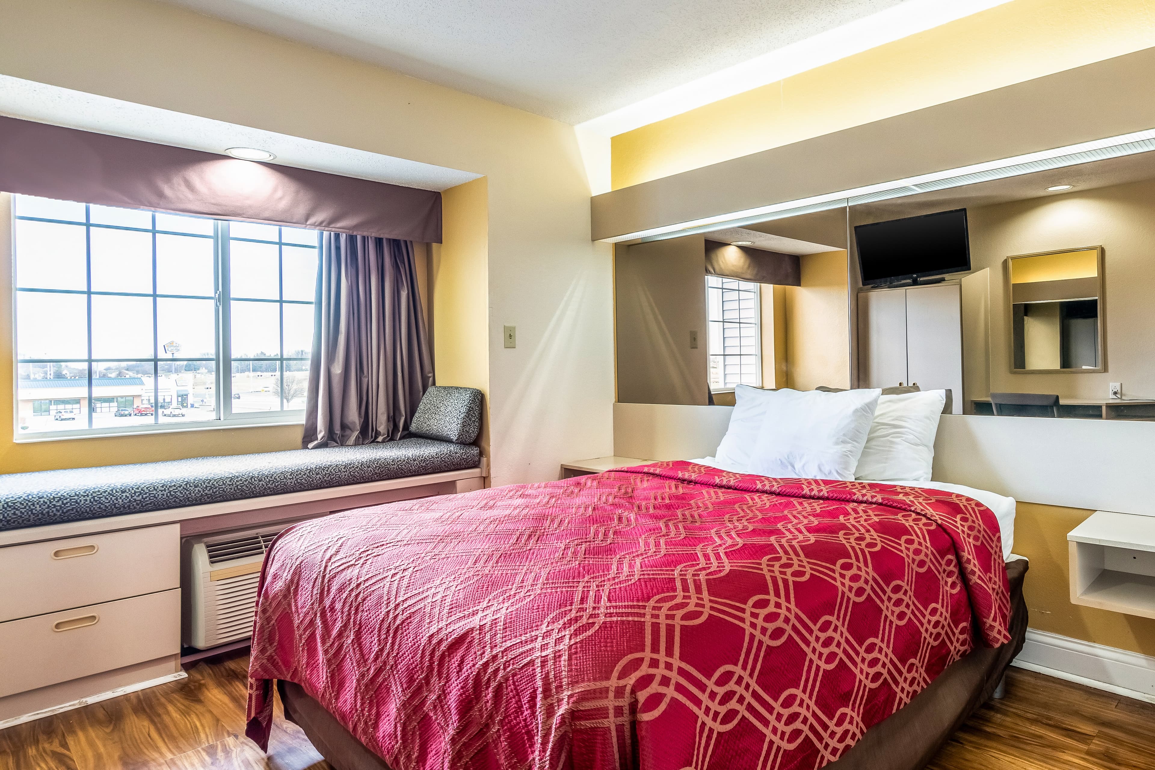 Econo Lodge Inn & Suites Evansville East - Image 2