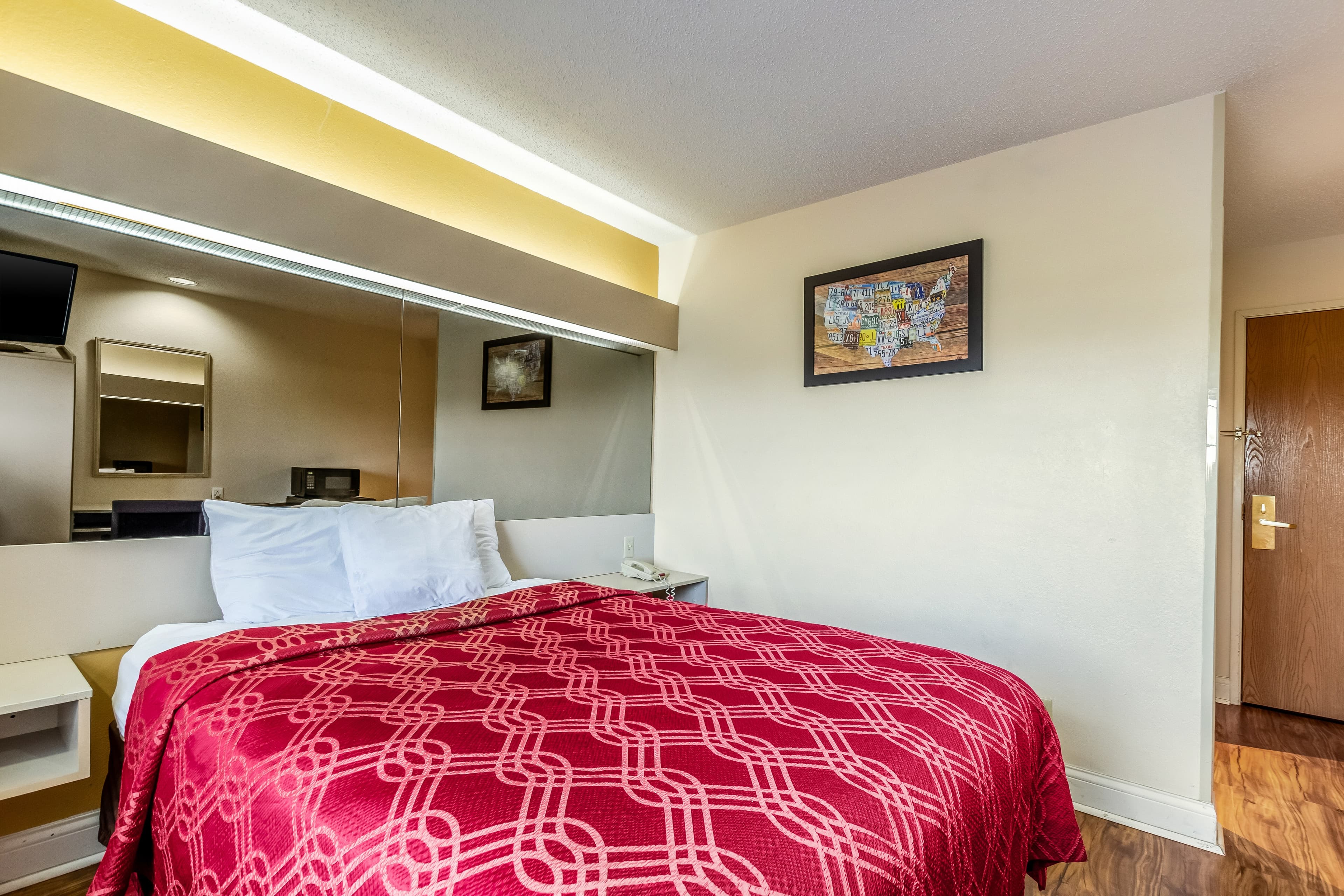 Econo Lodge Inn & Suites Evansville East - Image 3