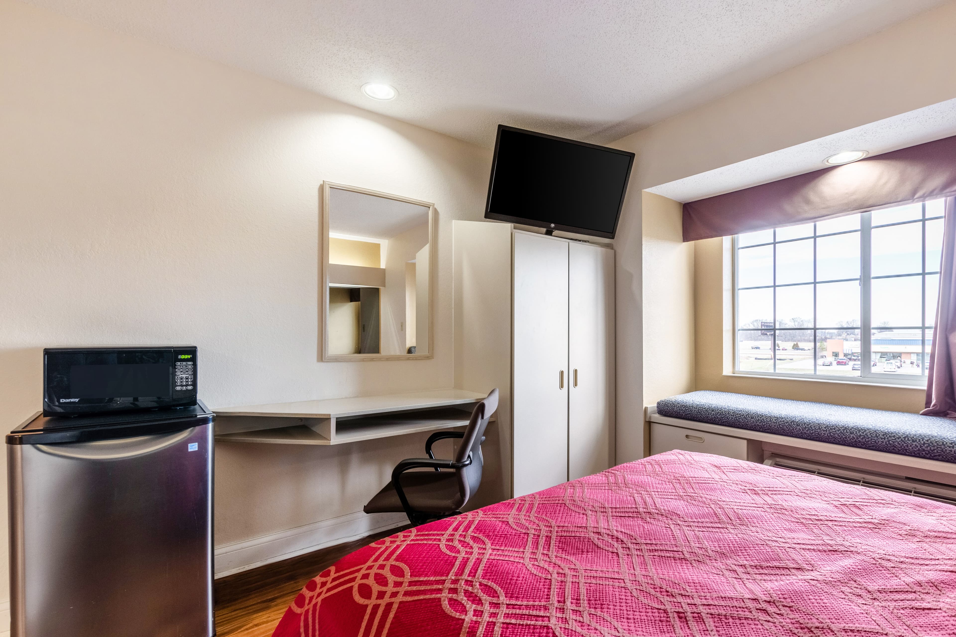 Econo Lodge Inn & Suites Evansville East - Image 4