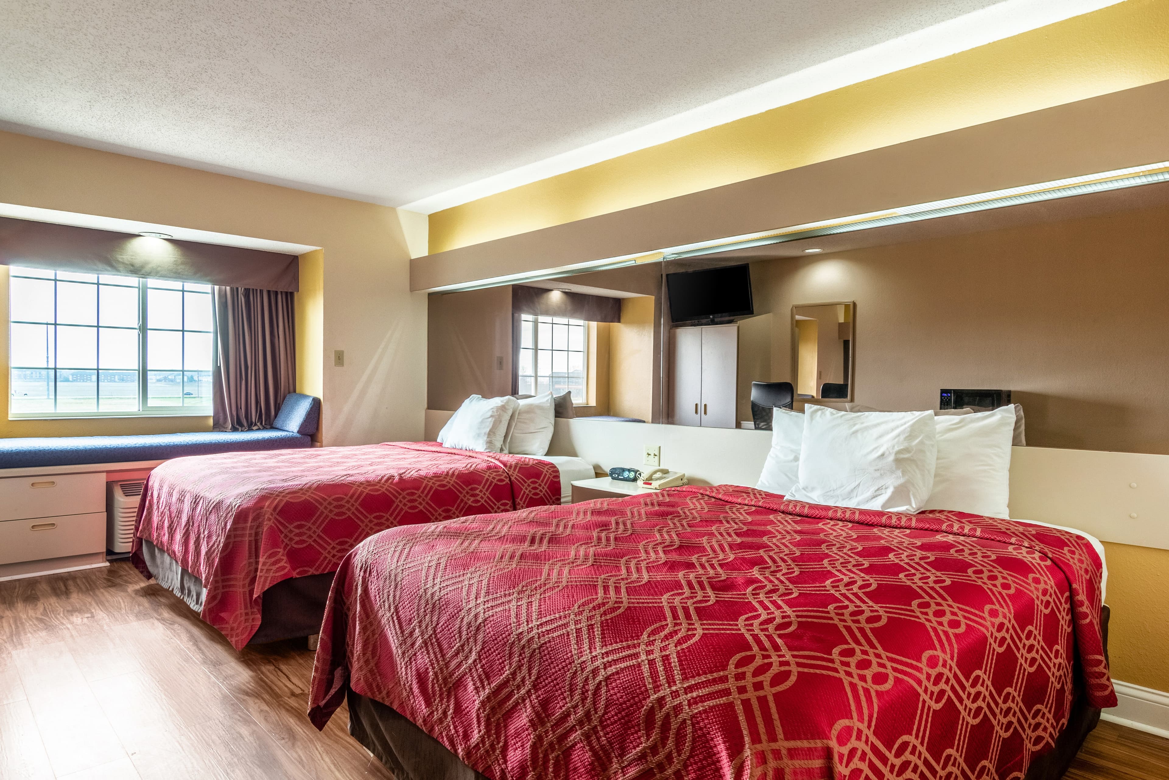 Econo Lodge Inn & Suites Evansville East - Image 5