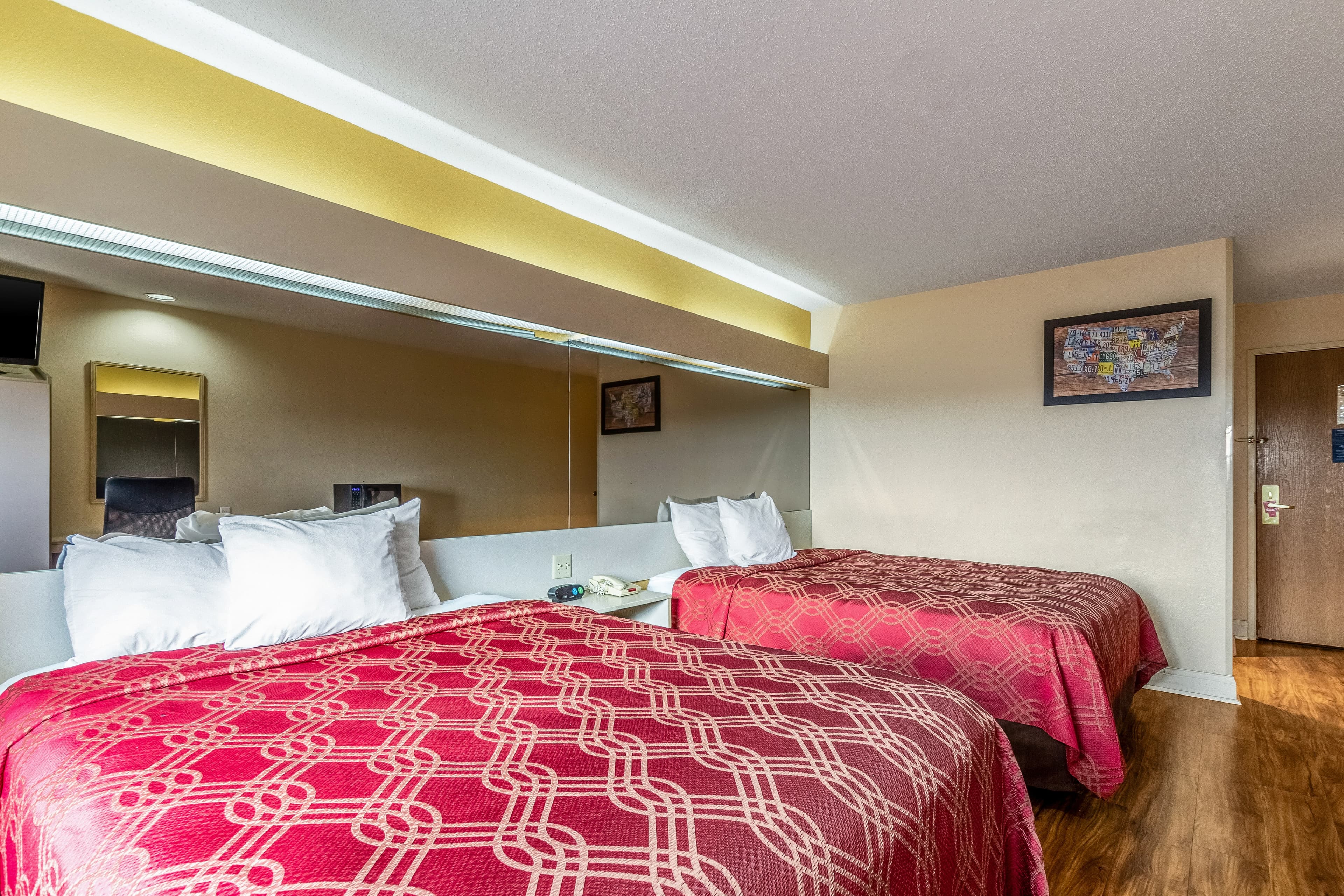 Econo Lodge Inn & Suites Evansville East — 6