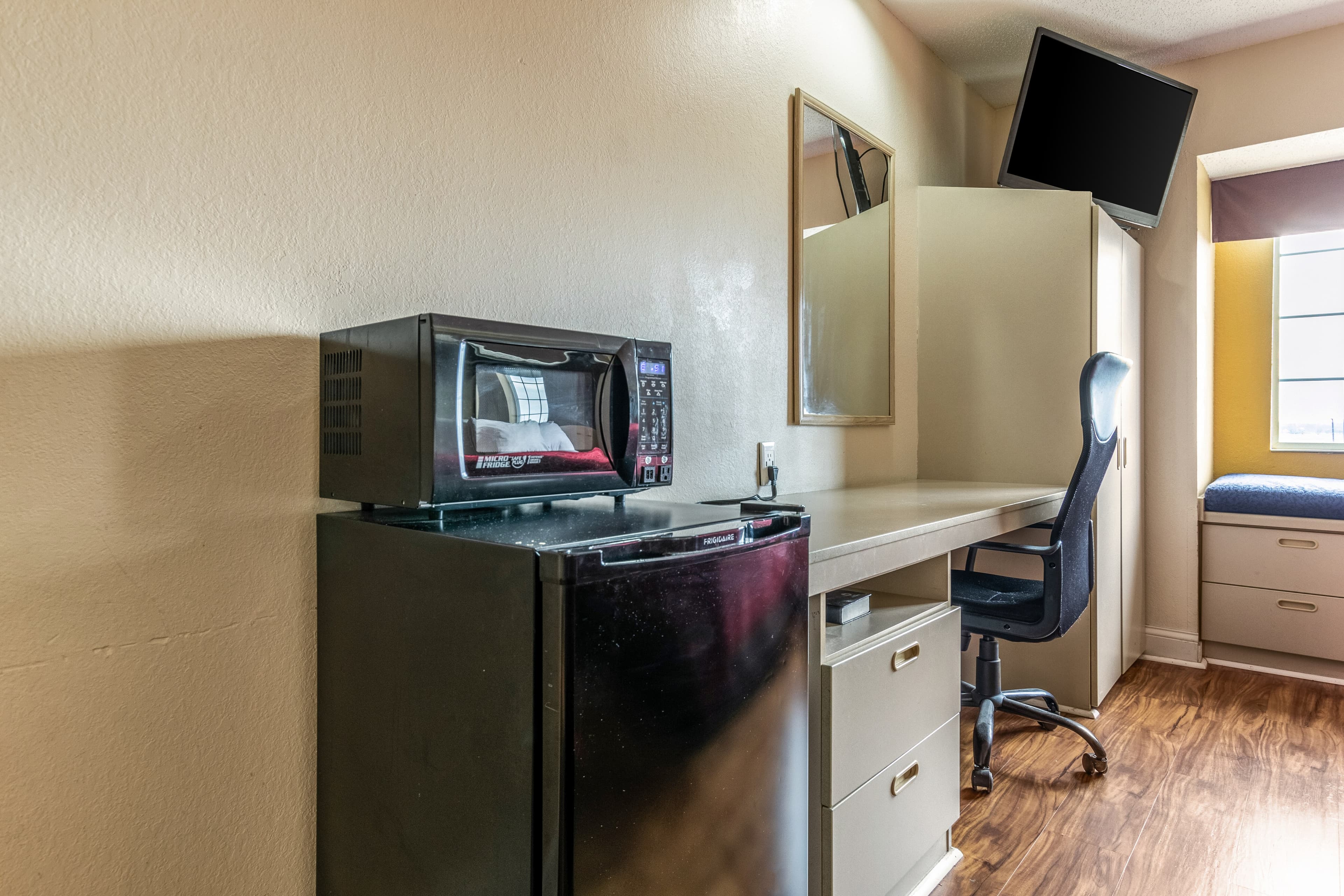 Econo Lodge Inn & Suites Evansville East — 7