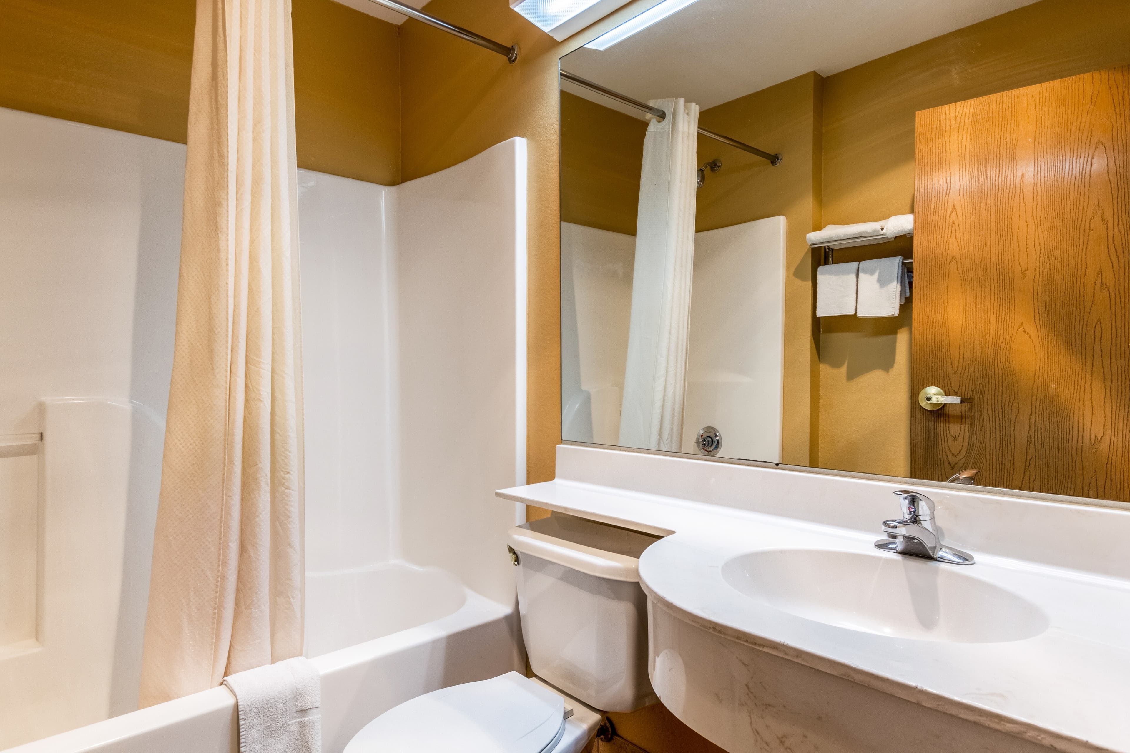 Econo Lodge Inn & Suites Evansville East — 14