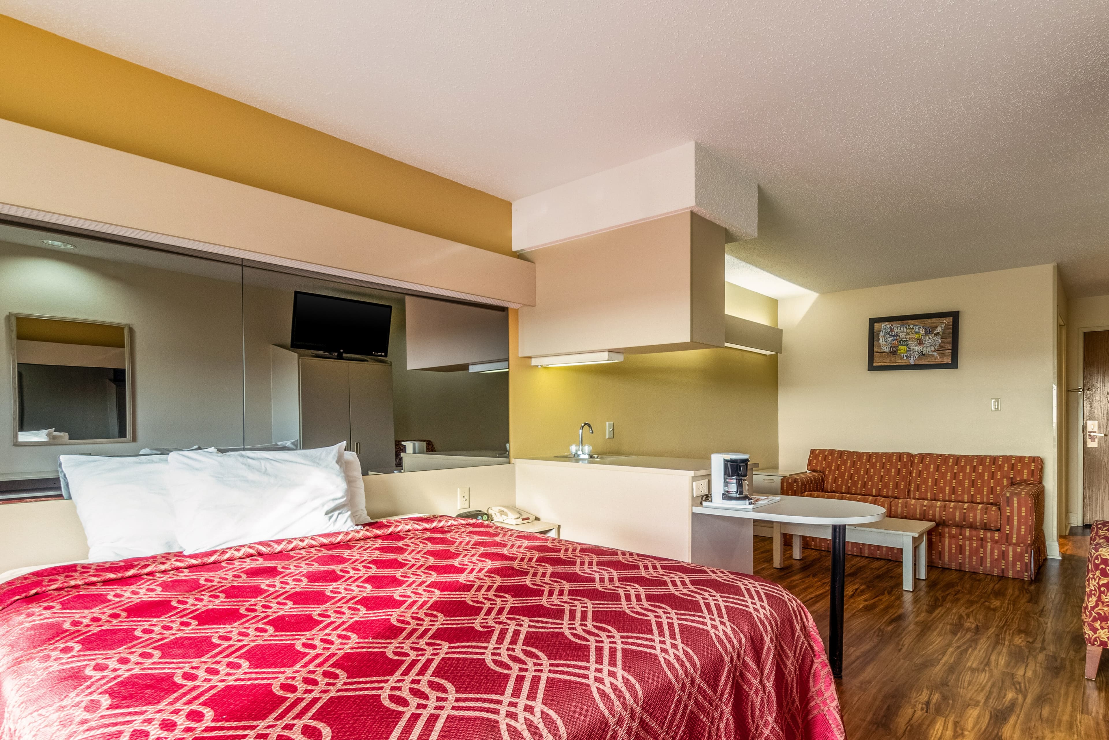 Econo Lodge Inn & Suites Evansville East — 15