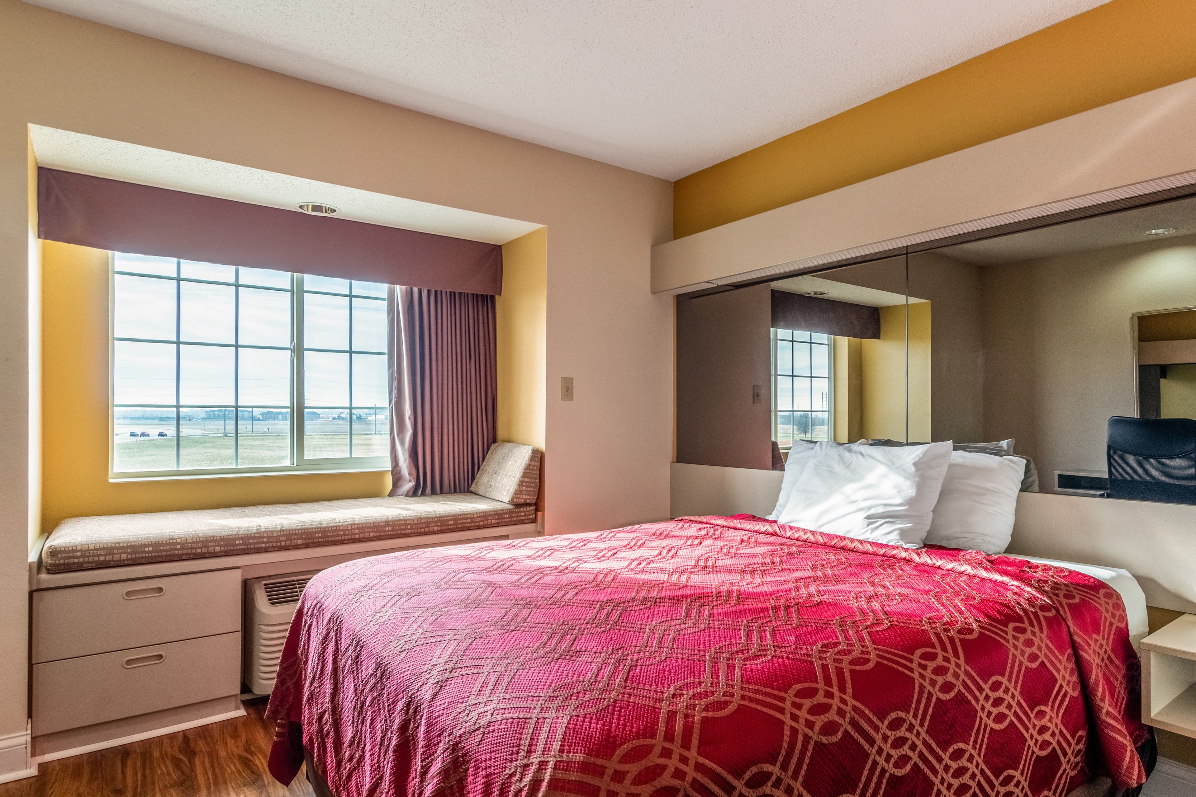 Econo Lodge Inn & Suites Evansville East — 16