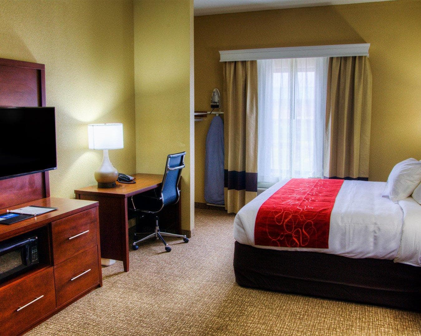 Comfort Suites Plymouth near US-30 - Image 4
