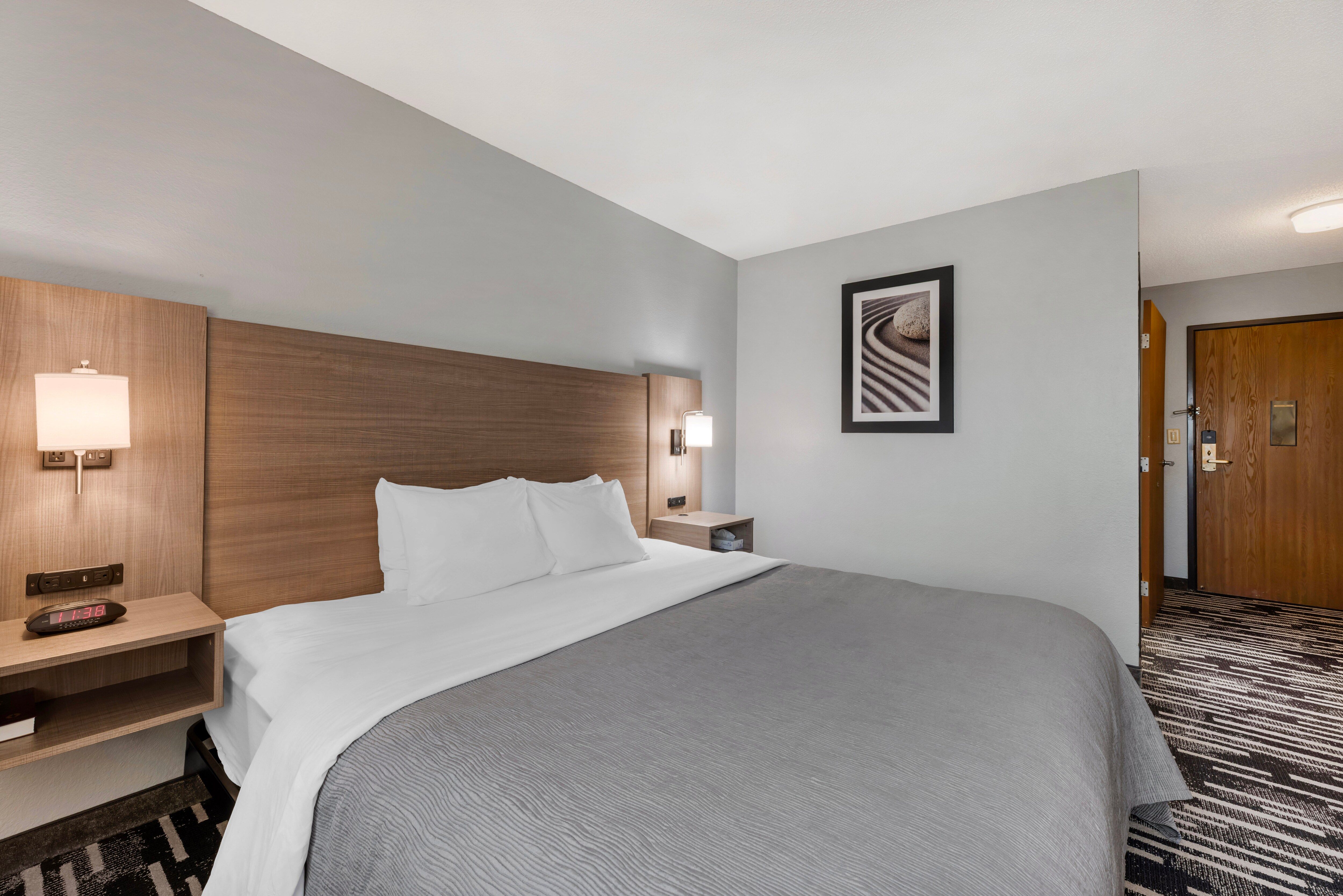 Quality Inn Chesterton near Indiana Dunes National Park I-94 - Image 4