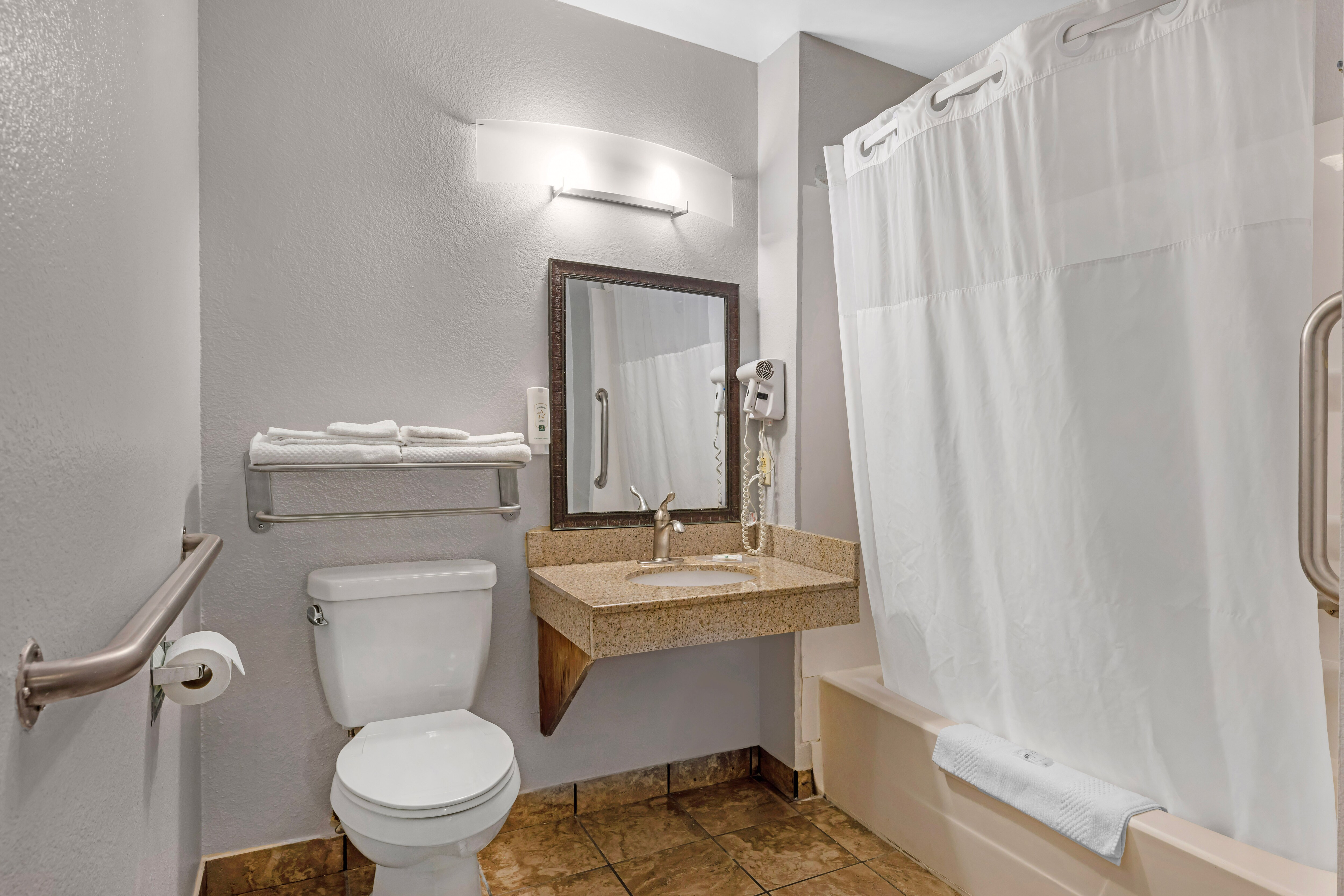 Quality Inn Chesterton near Indiana Dunes National Park I-94 - Image 5