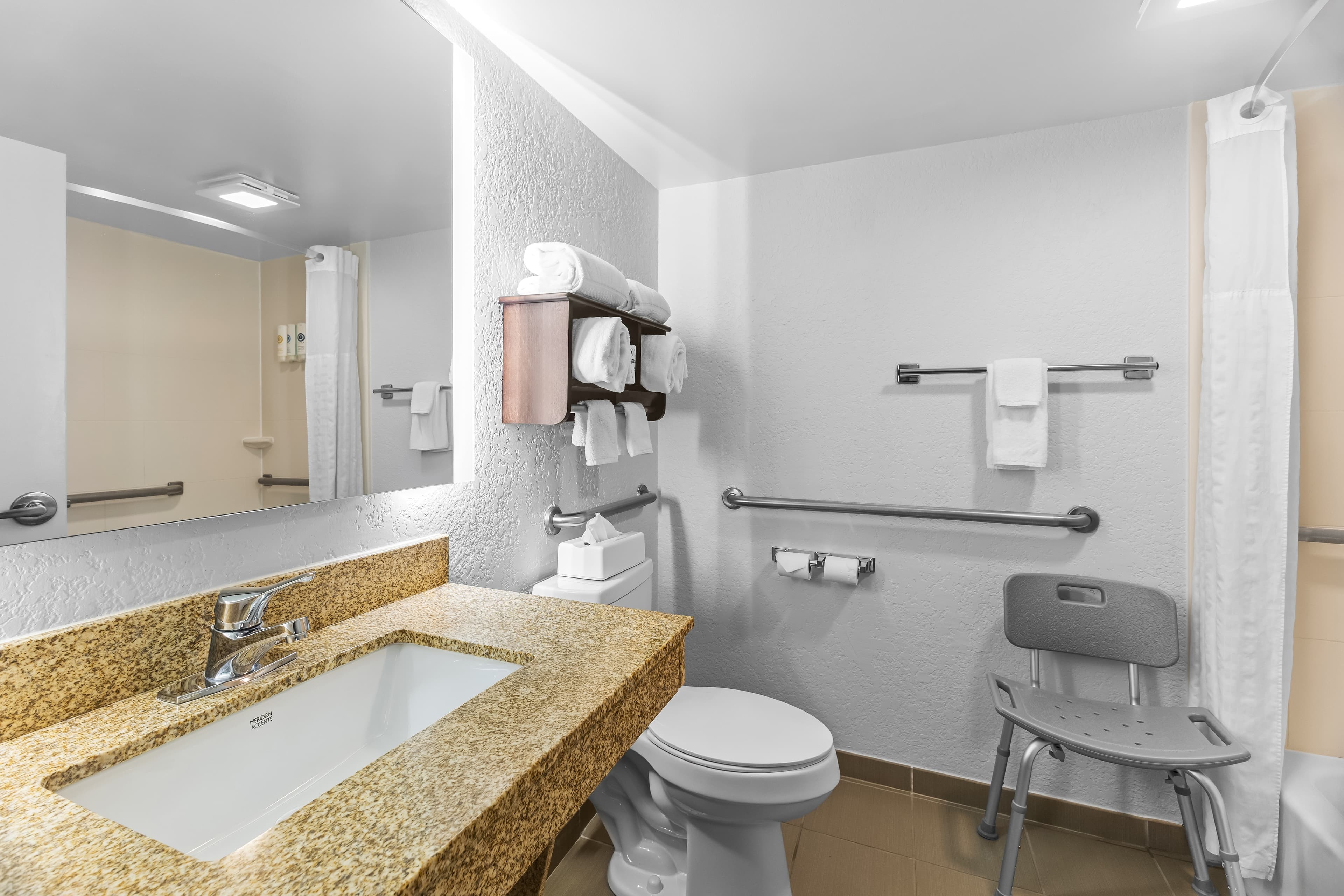 Comfort Inn & Suites Evansville Airport — 8