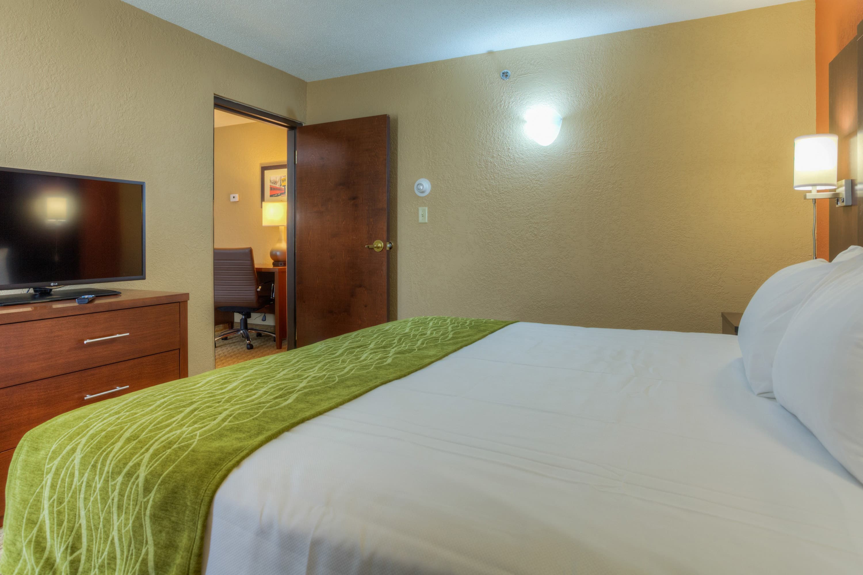 Comfort Inn & Suites Evansville Airport — 11
