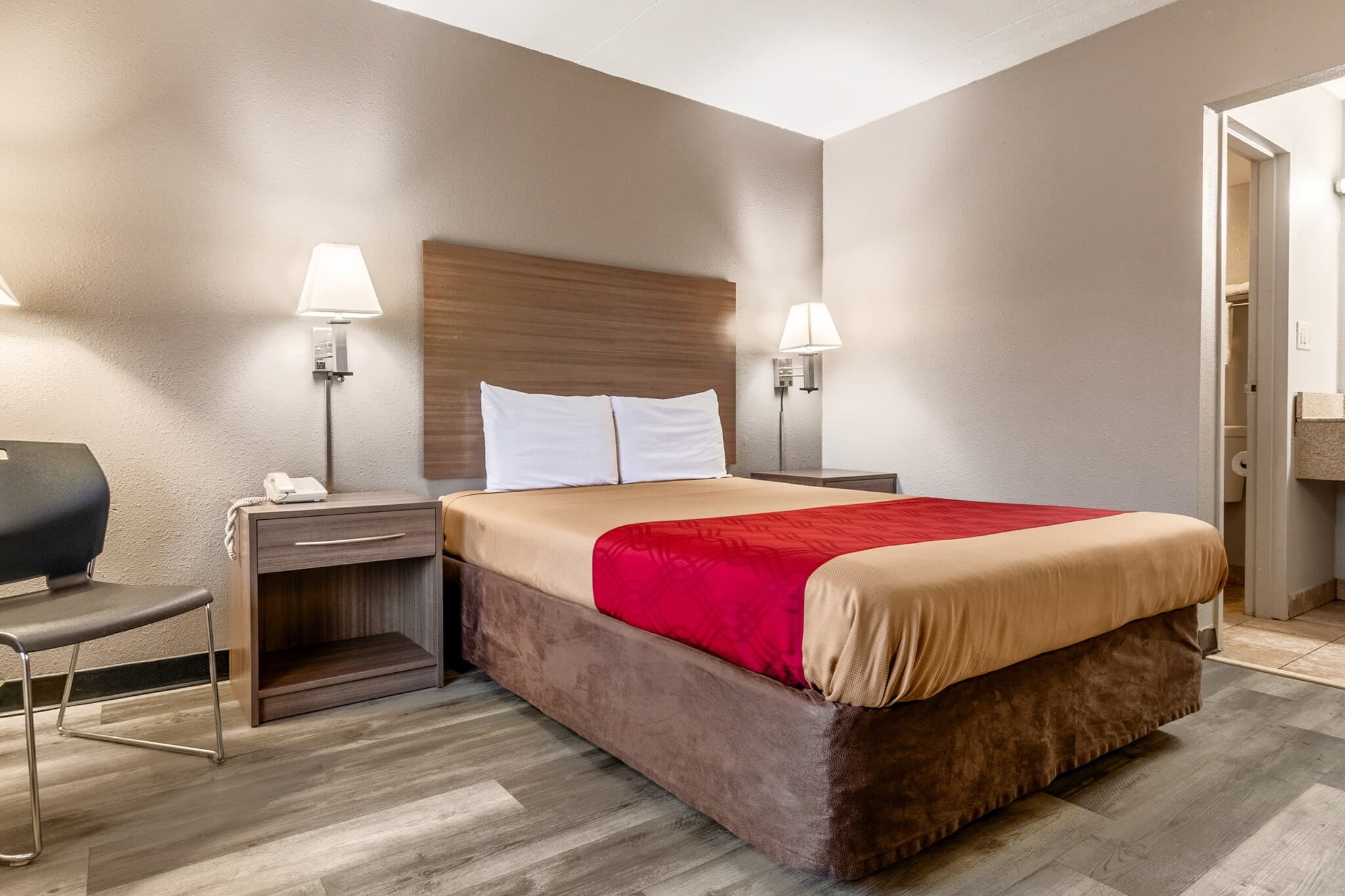 Econo Lodge Seymour - Image 4