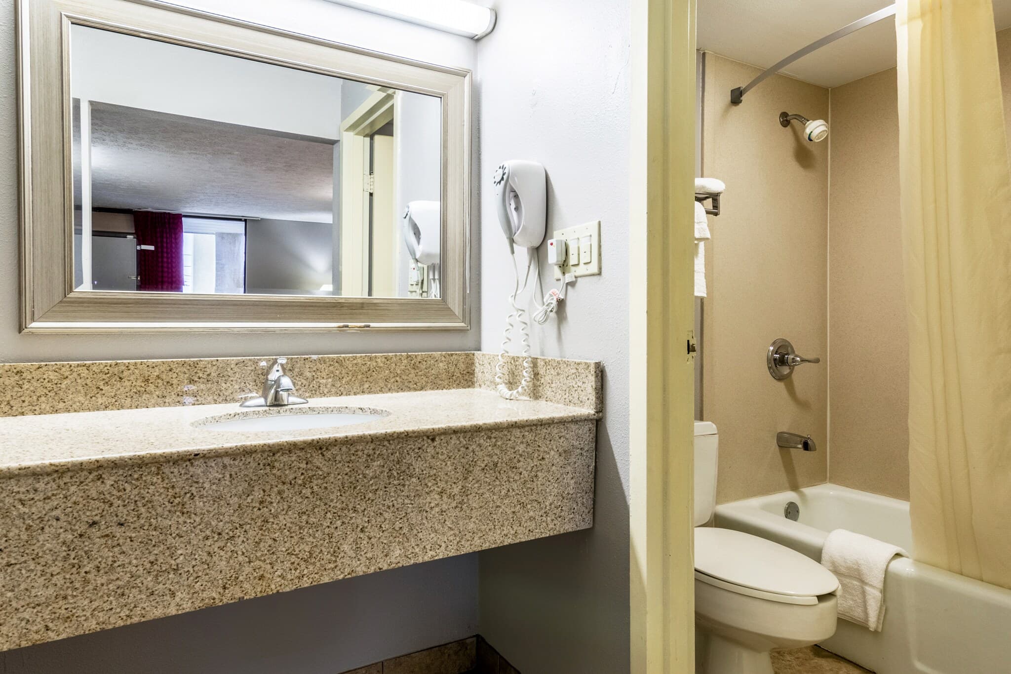Econo Lodge Seymour - Image 5