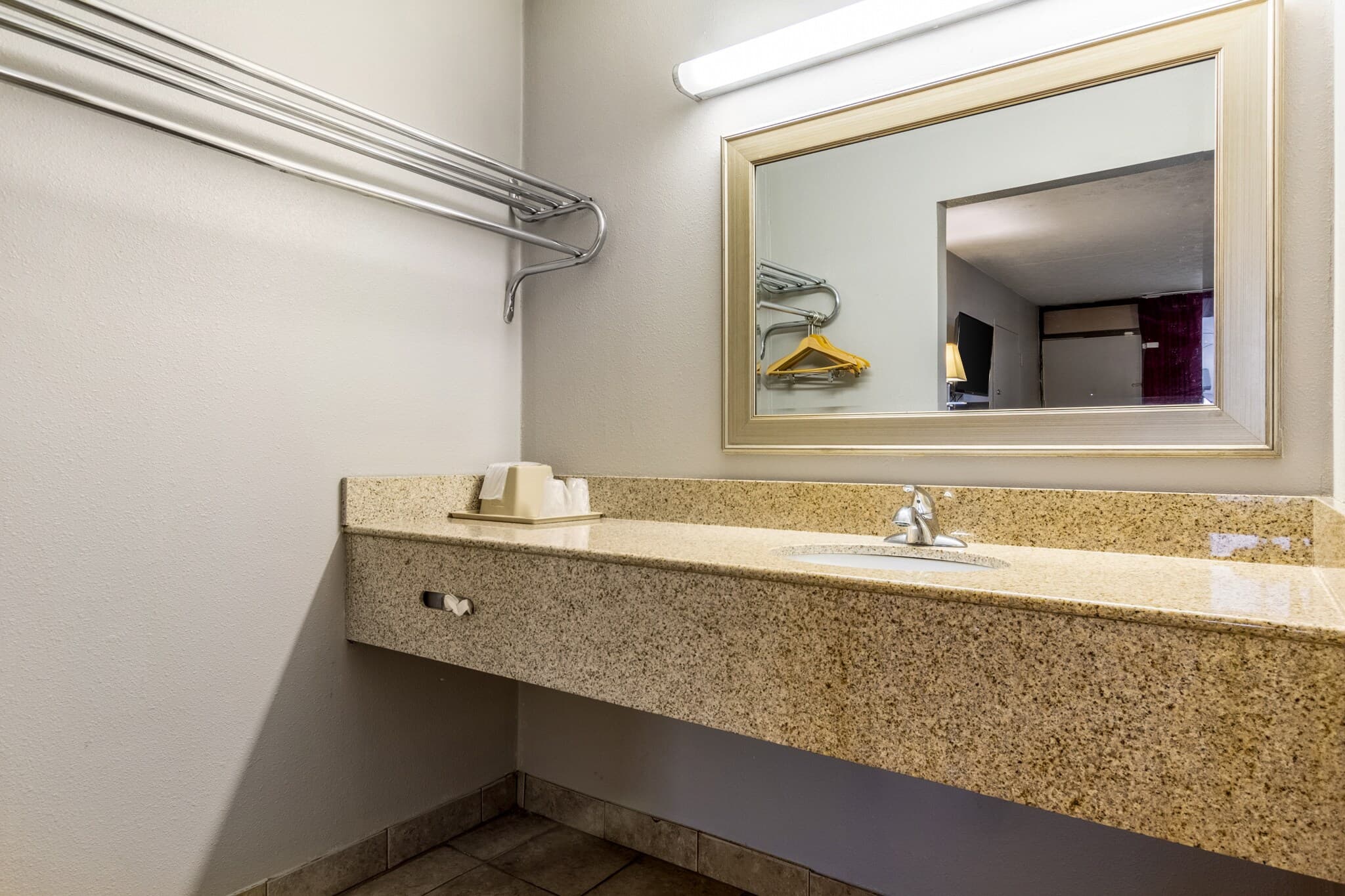Econo Lodge Seymour — 9