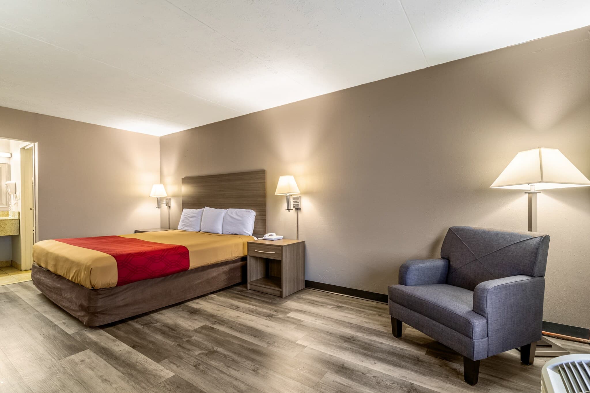 Econo Lodge Seymour — 14