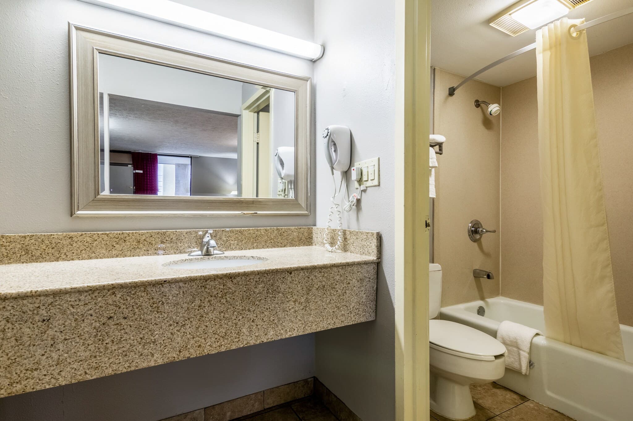 Econo Lodge Seymour — 18