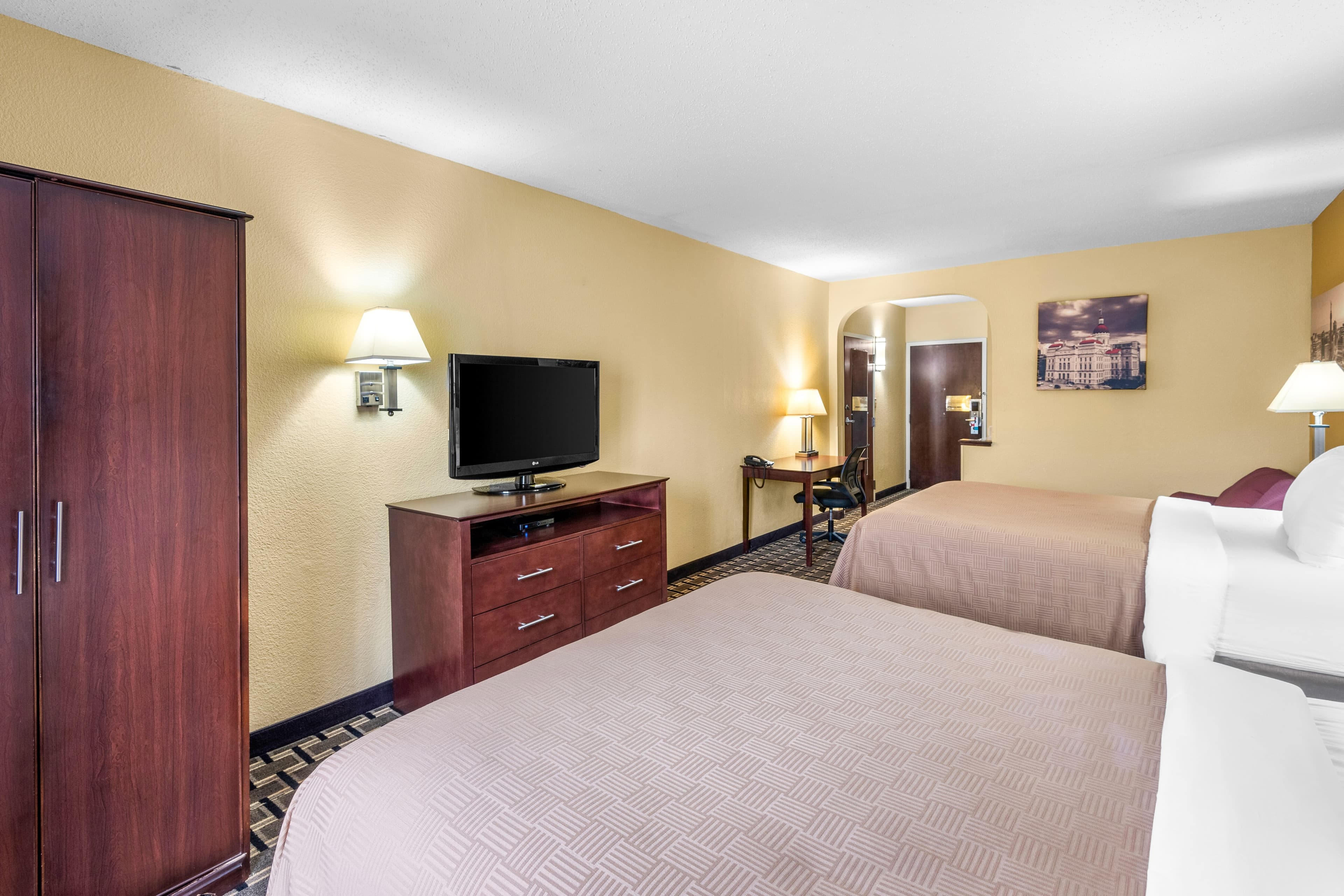 Clarion Inn & Suites Indianapolis Northwest - Image 5