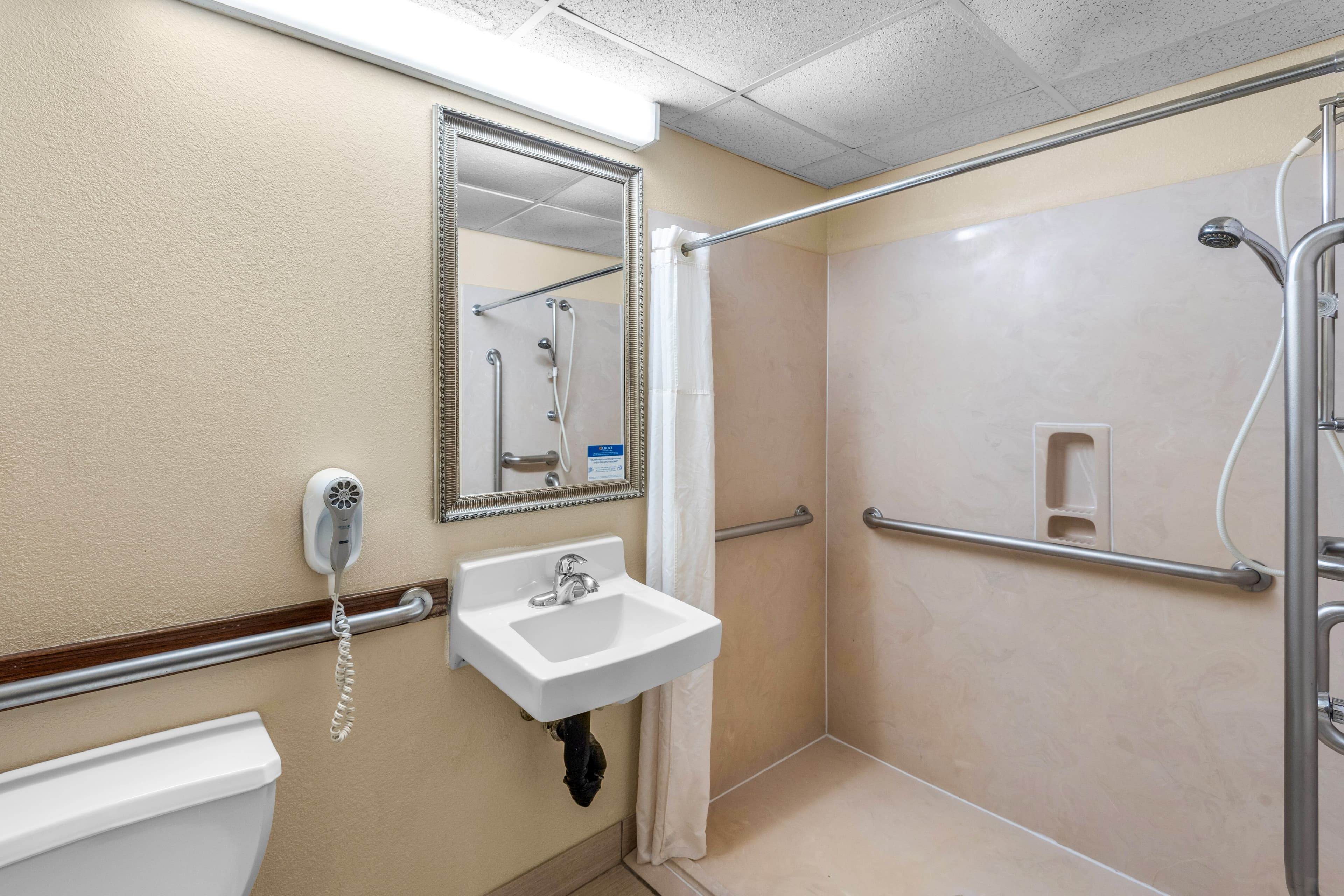 Clarion Inn & Suites Indianapolis Northwest — 7