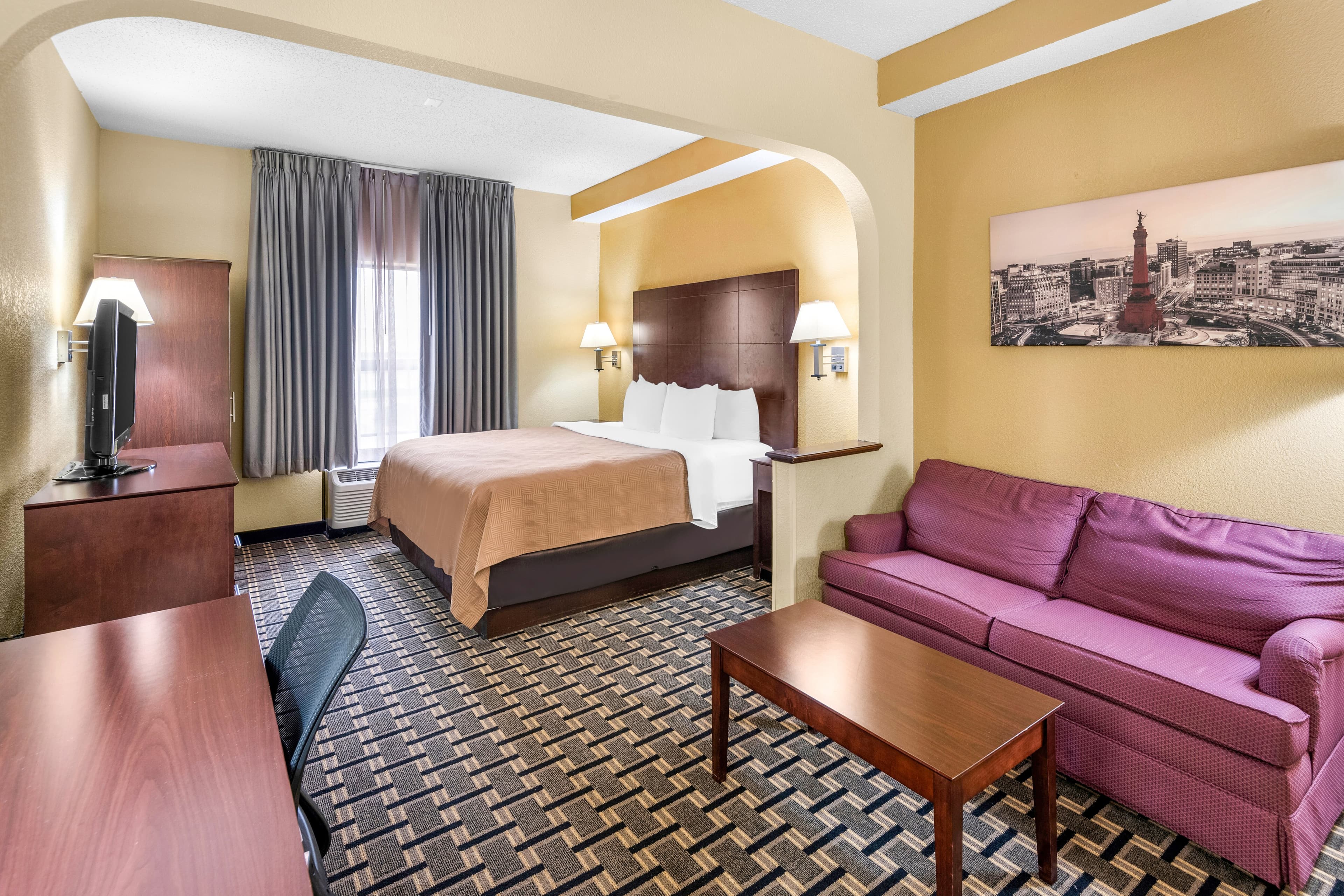 Clarion Inn & Suites Indianapolis Northwest - Image 2